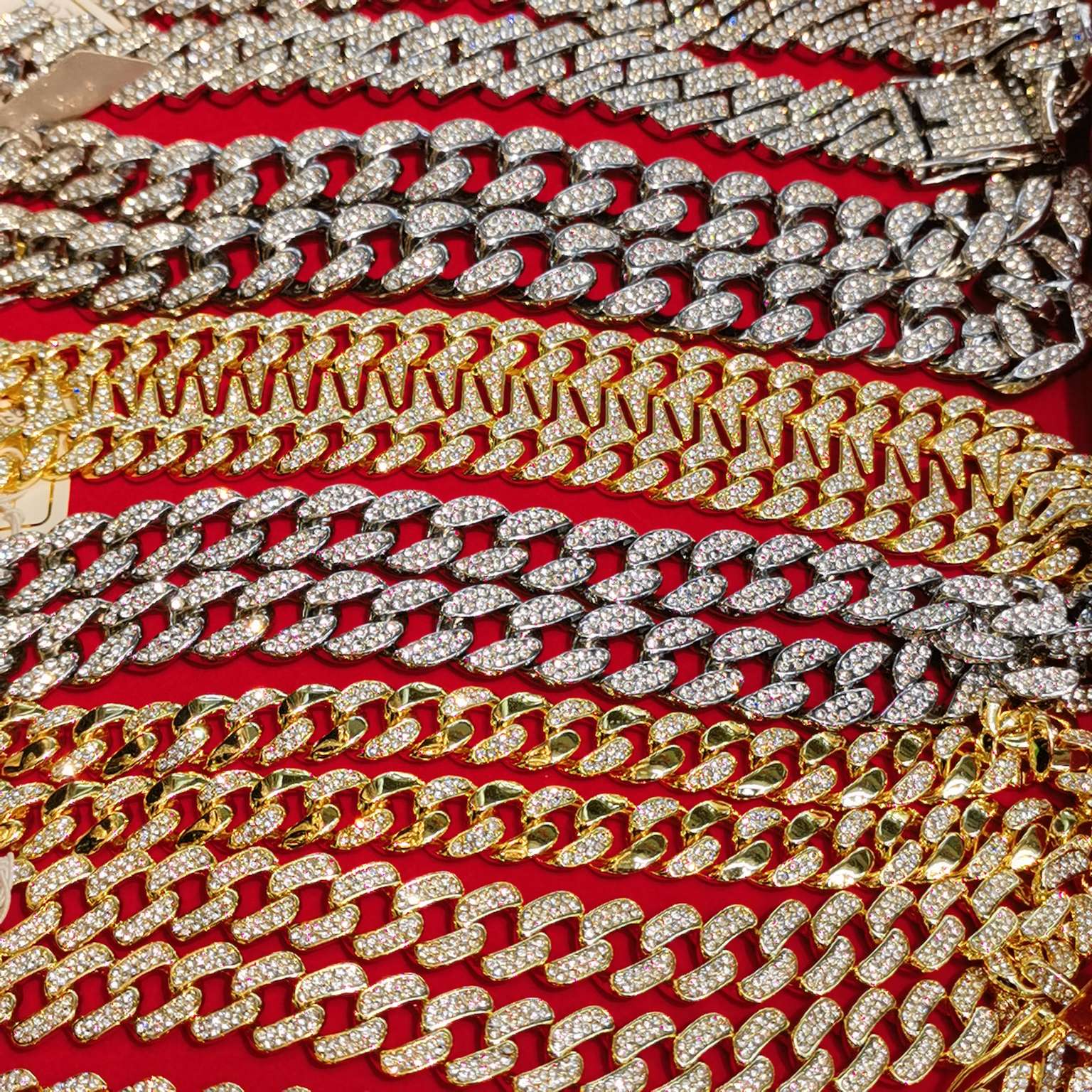 Alloy diamond-encrured Cuban chain hip-hop is selling well in foreign trade