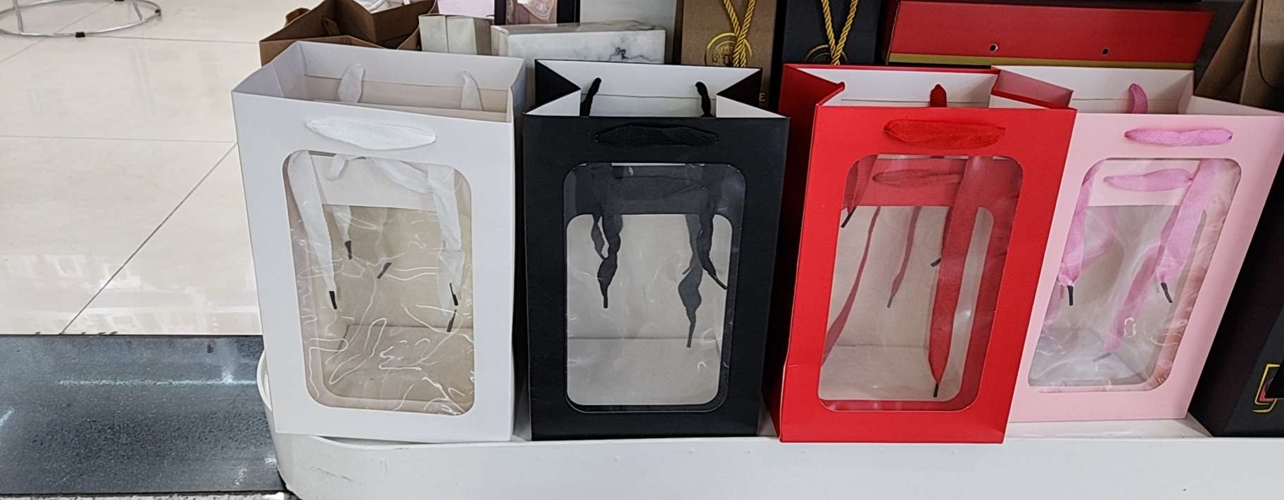 Window-opening gift bag
