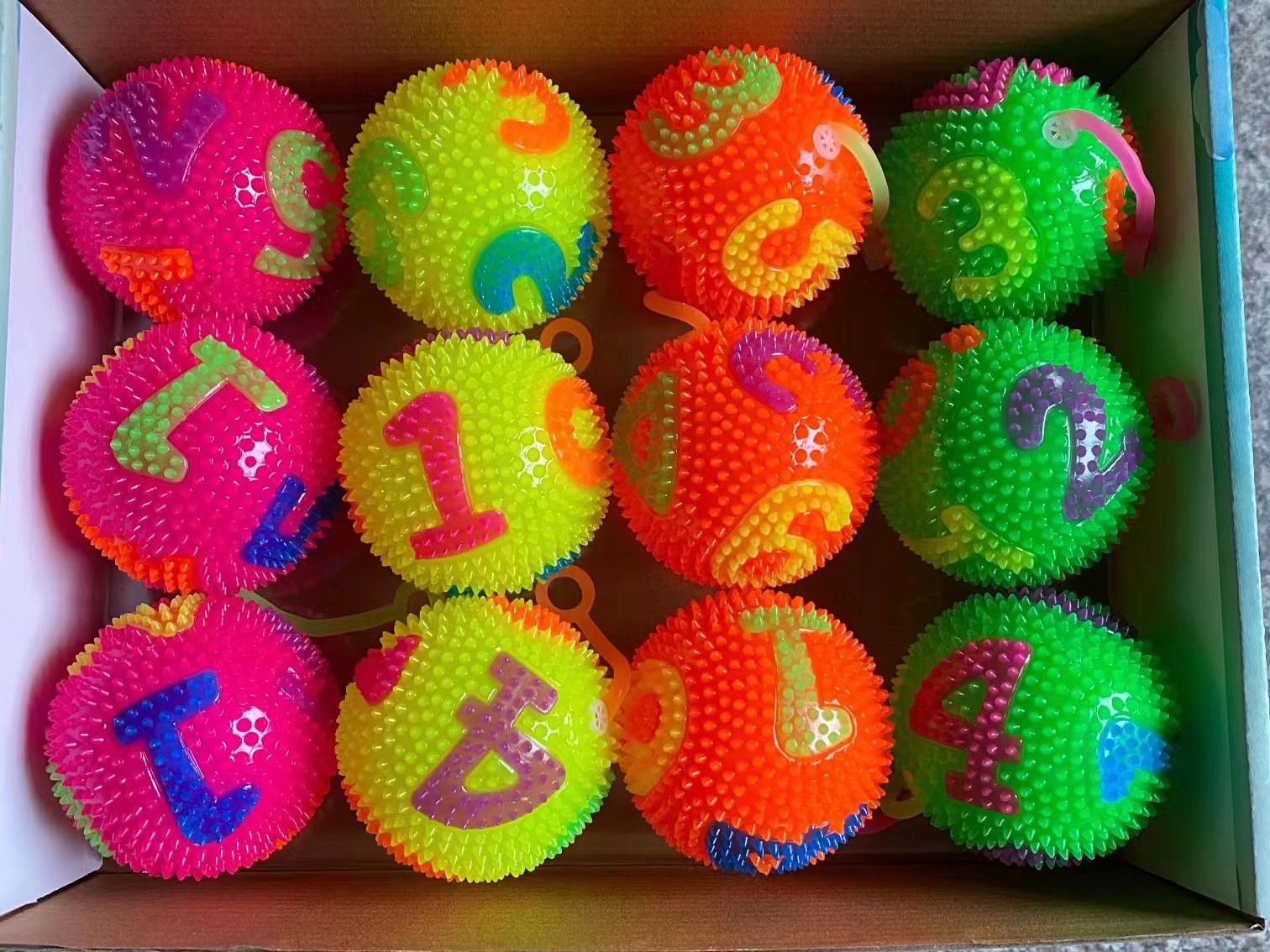 欣飞塑胶玩具/TPR/口哨球白底实物图