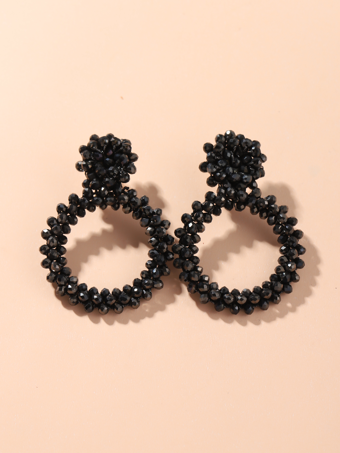 Direct sales of popular European and American pure hand-woven rice bead round earrings, simple and fashionable large earrings, black Application Scenario