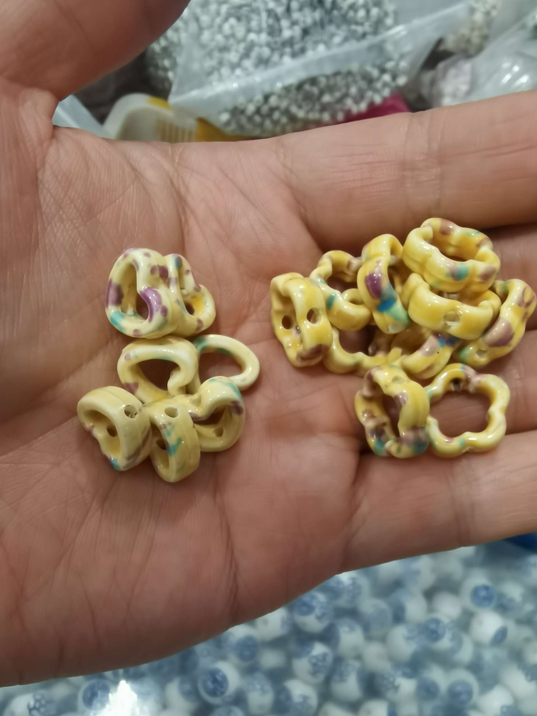 厂家直销定做陶瓷珠手工diy手链项链饰品配件
陶瓷珠，色彩鲜艳，颜色多样，来样定做