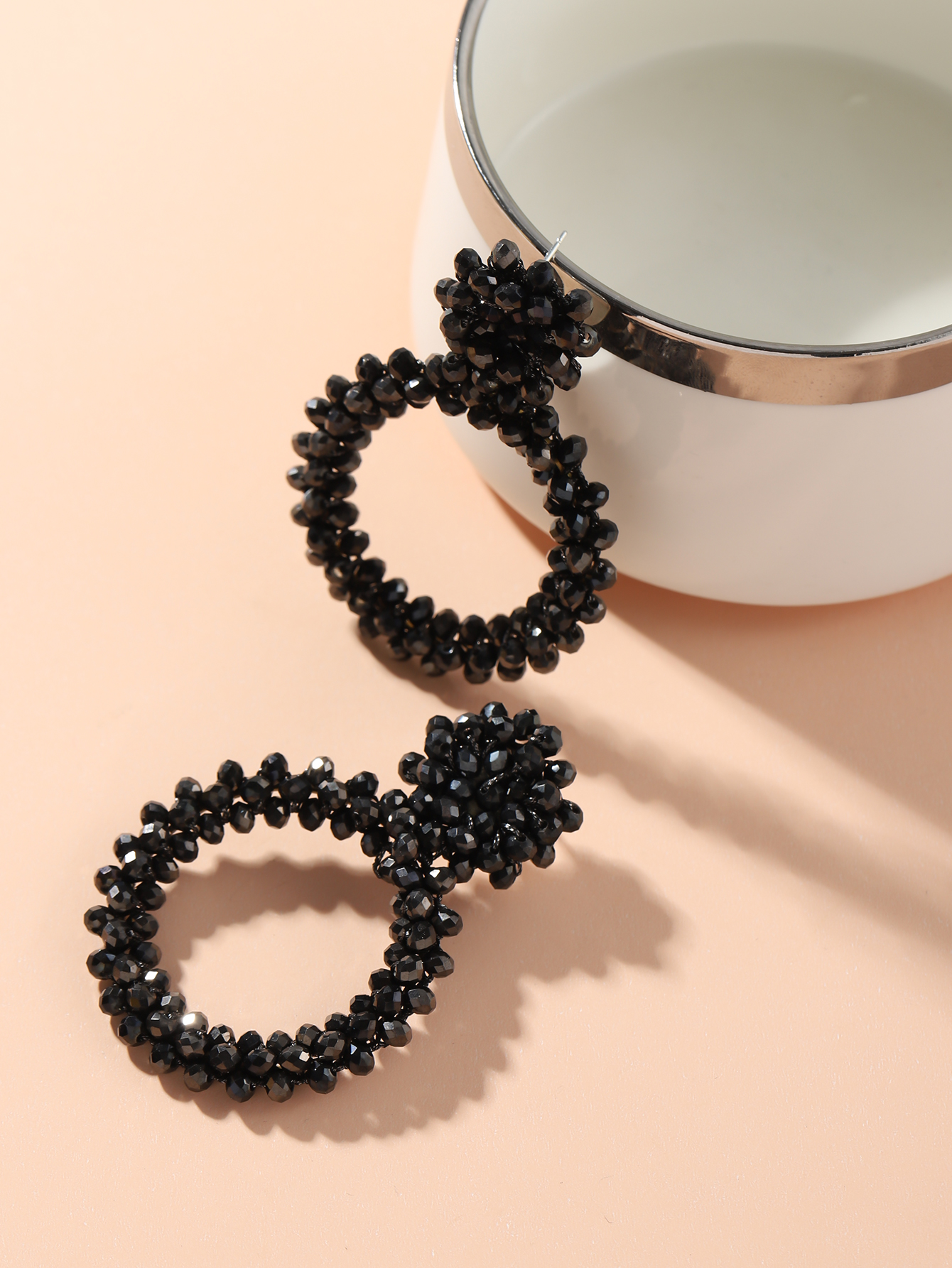 Direct sales of popular European and American pure hand-woven rice bead round earrings, simple and fashionable large earrings, black Specification image