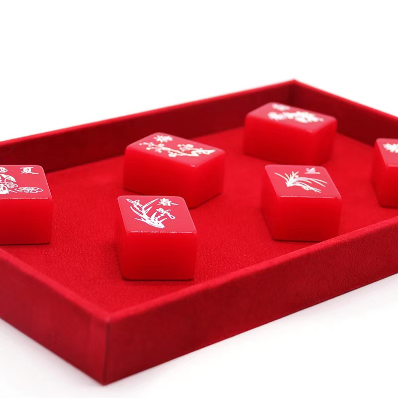 The brand-new acrylic Hello Kitty high-end gift box for mahjong handplay features laser-engraved patterns on the back and is available in various colors Specification image