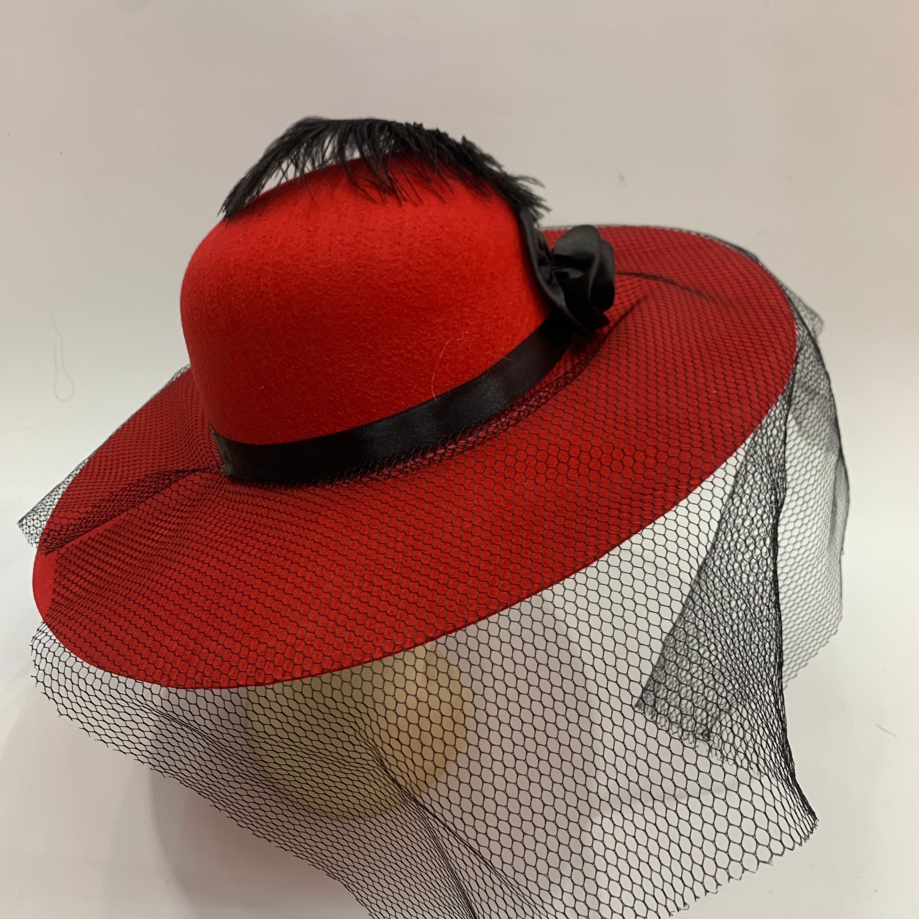 Qianfang hats, wigs, non-woven fabric, large round hats with flowered mesh, ladies' noble festival hats 2332 Application Scenario
