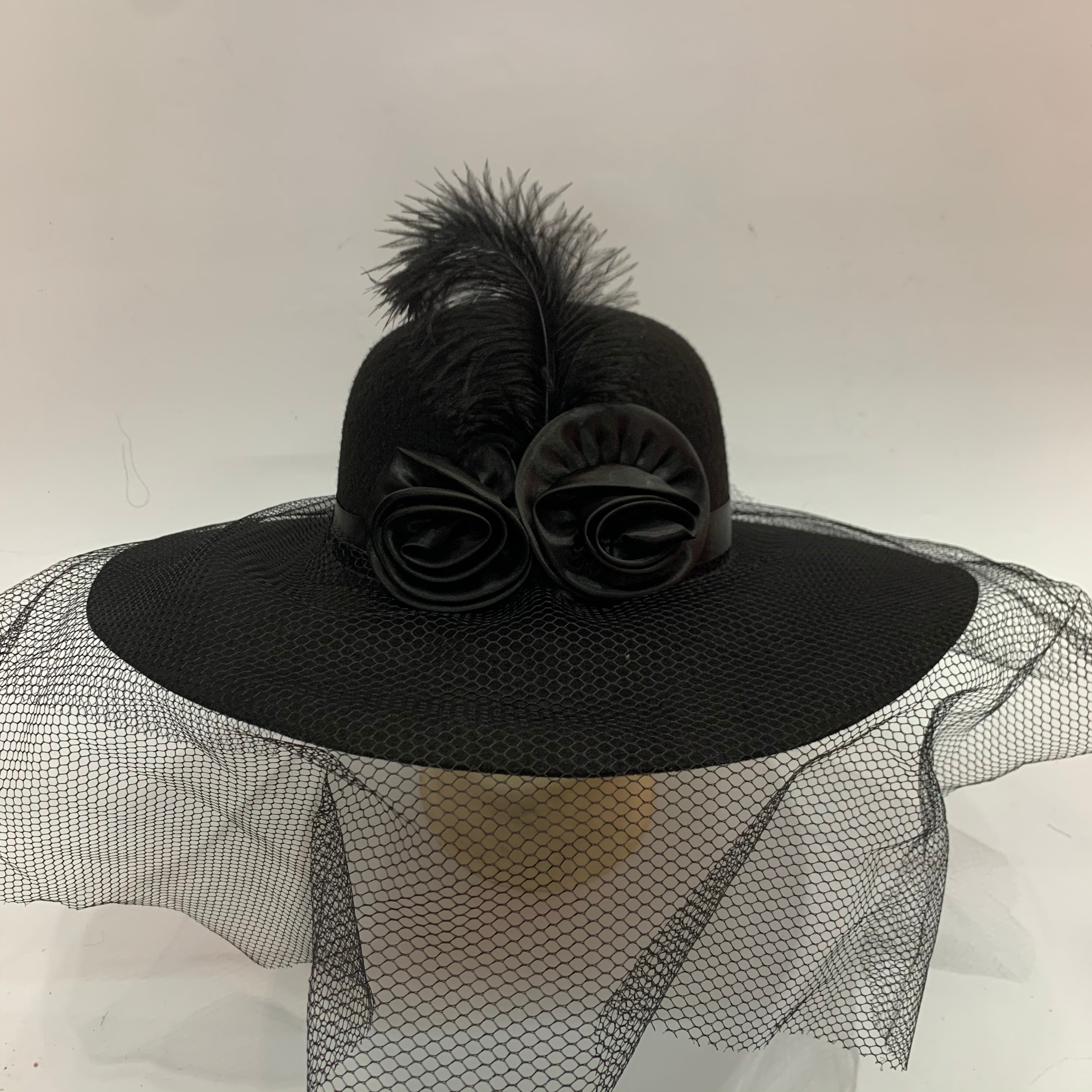 Qianfang hats, wigs, non-woven fabric, large round hats with flowered mesh, ladies' noble festival hats 2332 Item Picture