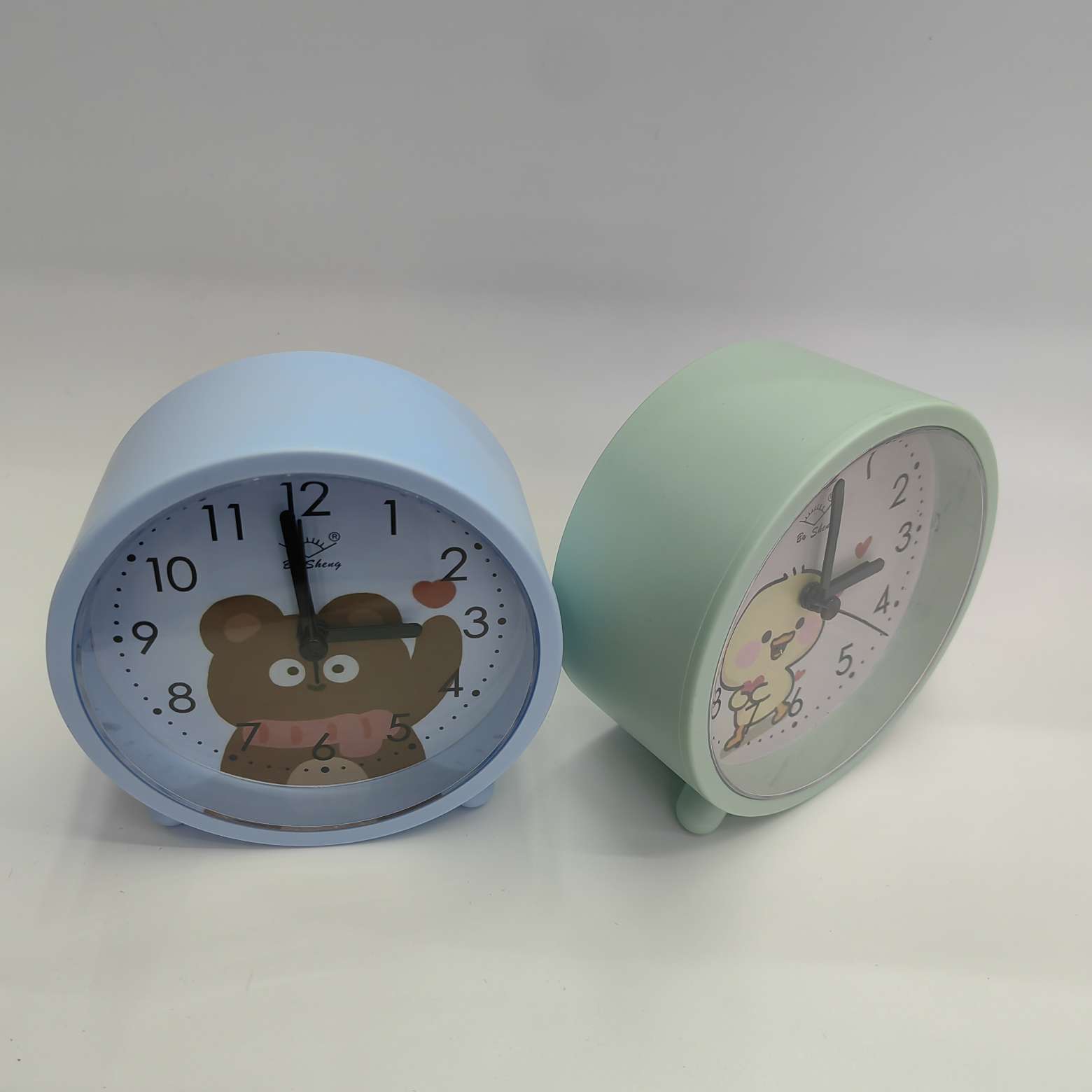 A cute round cartoon silent student alarm clock detail image 3