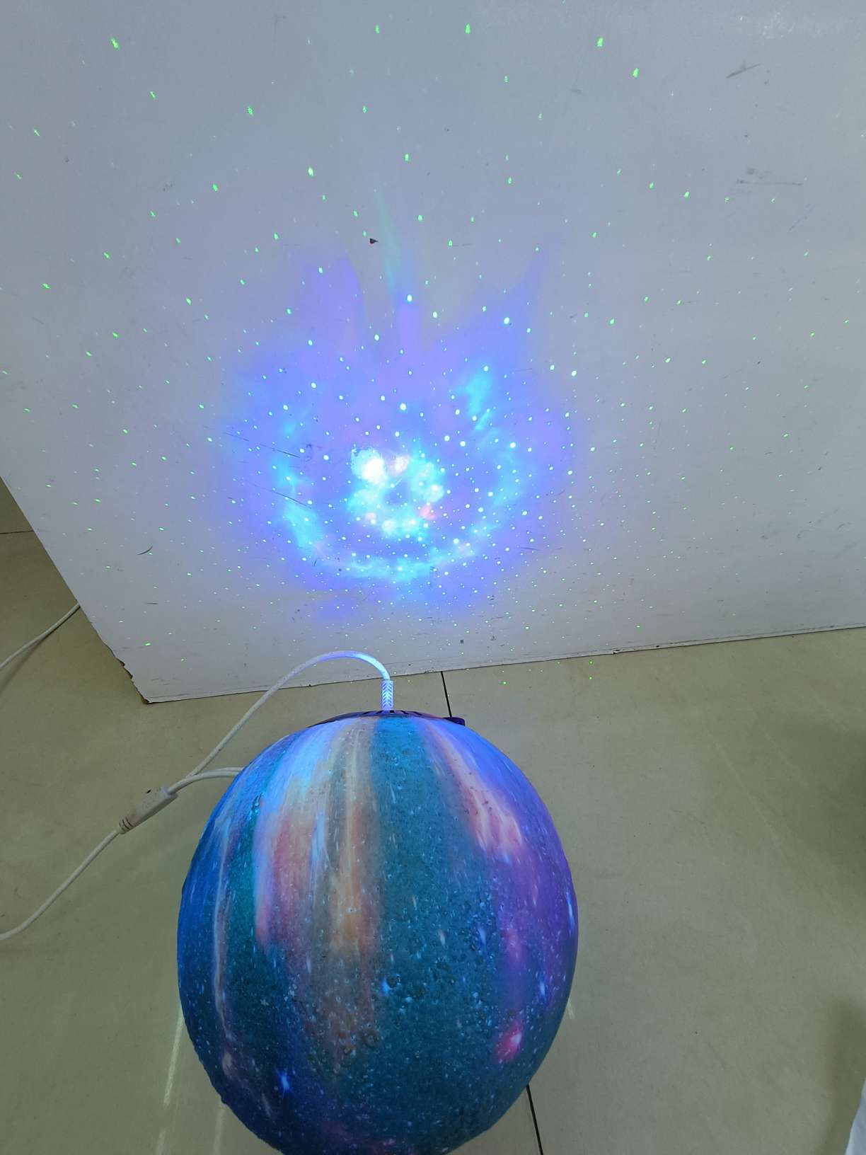 星空星球灯/创意台灯/炫彩灯白底实物图