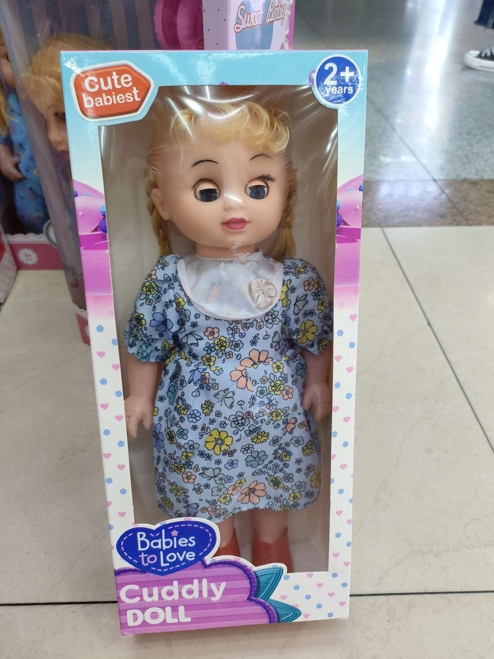 盒装音乐娃娃，眼睛会闭开，关节会动，会唱歌