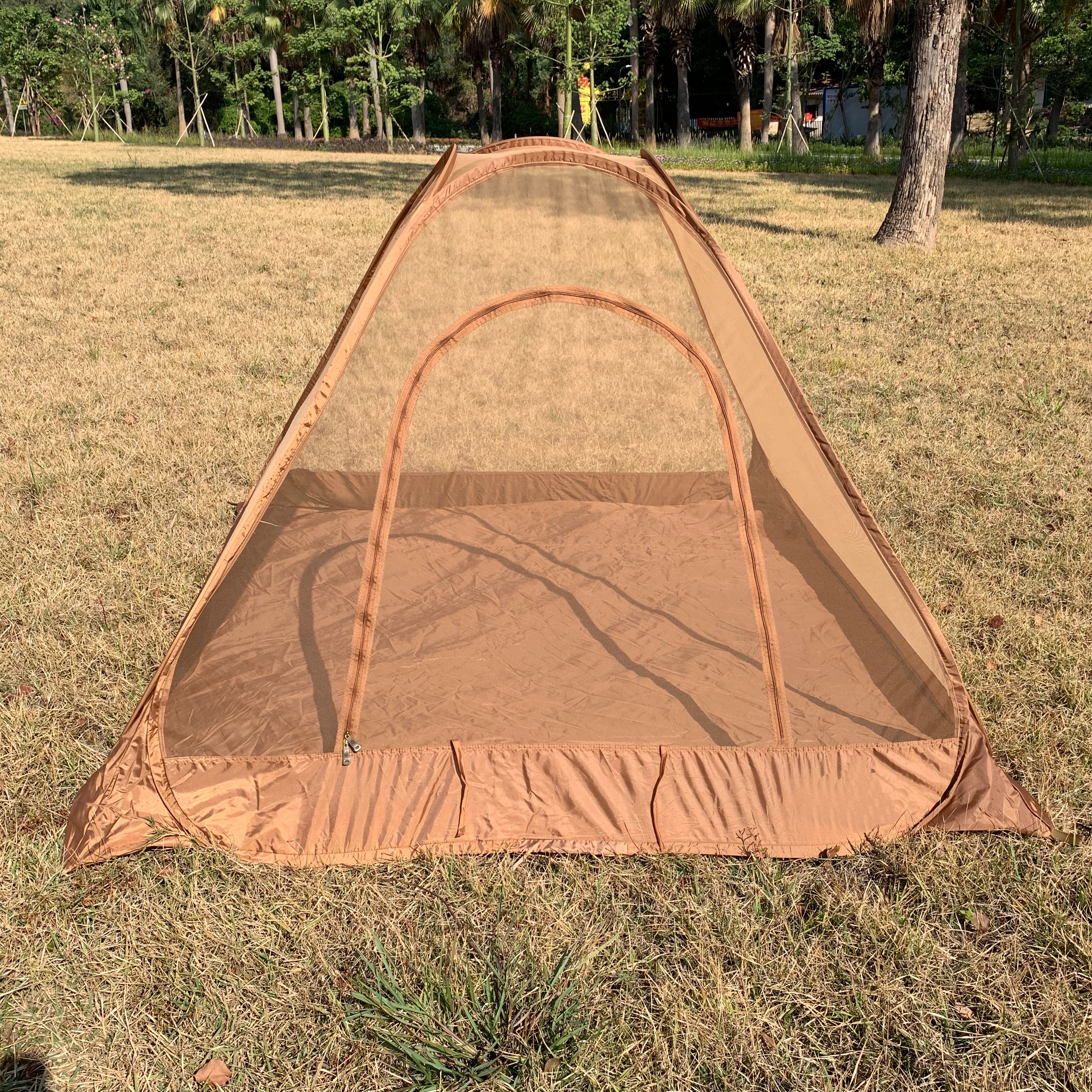 Quick installation of mosquito nets and mosquito-proof tents for two people camping in the wild