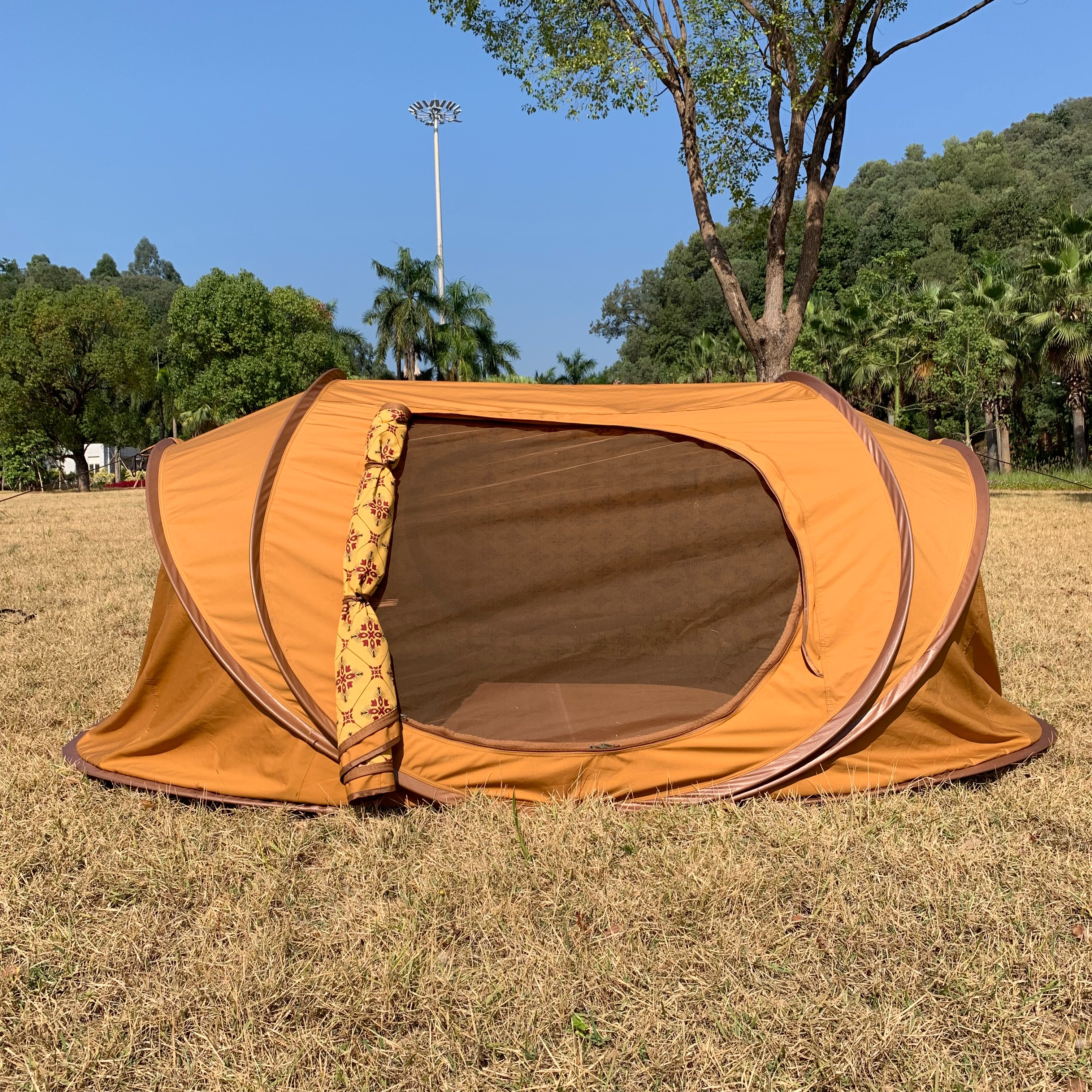 Outdoor camping: Quick installation of a multi-functional waterproof, wind-resistant and rainproof tent for two people in the wild