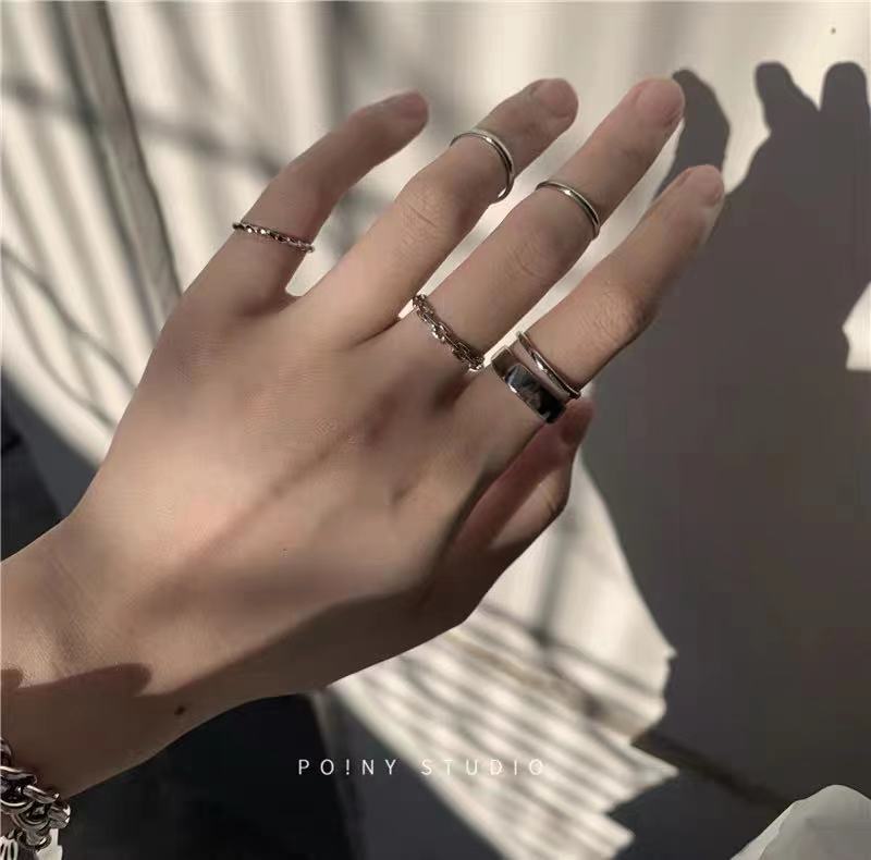 A fashionable seven-piece ring set for women on Instagram, with a cold style and a niche joint ring. It's a simple hip-hop retro plain ring Specification image