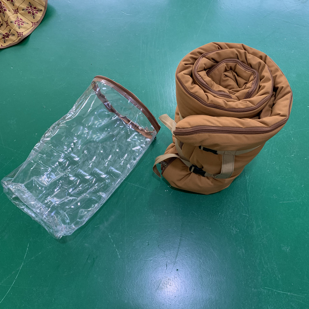 التخييم في الهواء الطلق مع أكياس نوم دافئة مع وسائد Item Picture