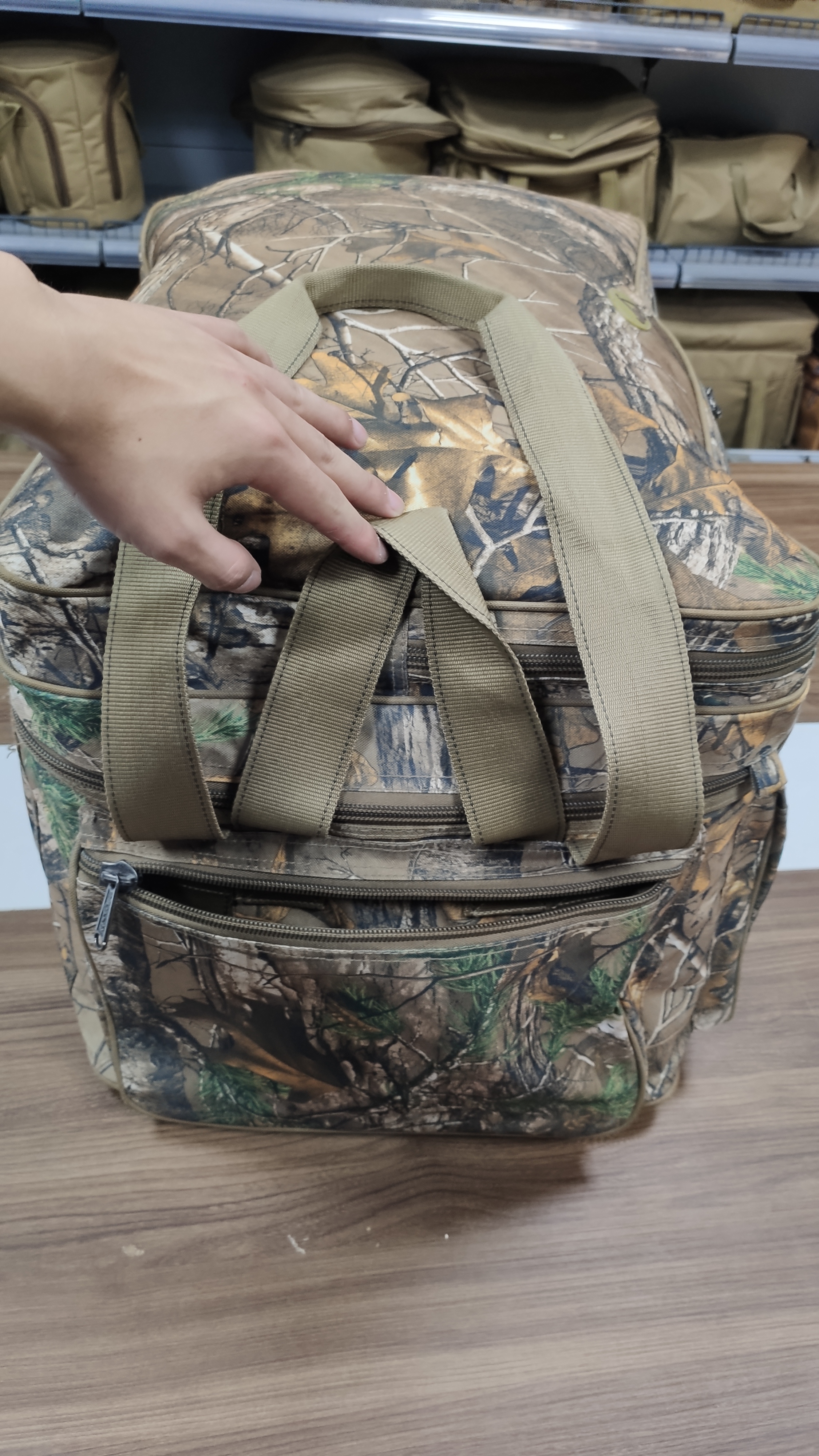 Outdoor camping picnic camouflage leaf luggage storage bag details Picture