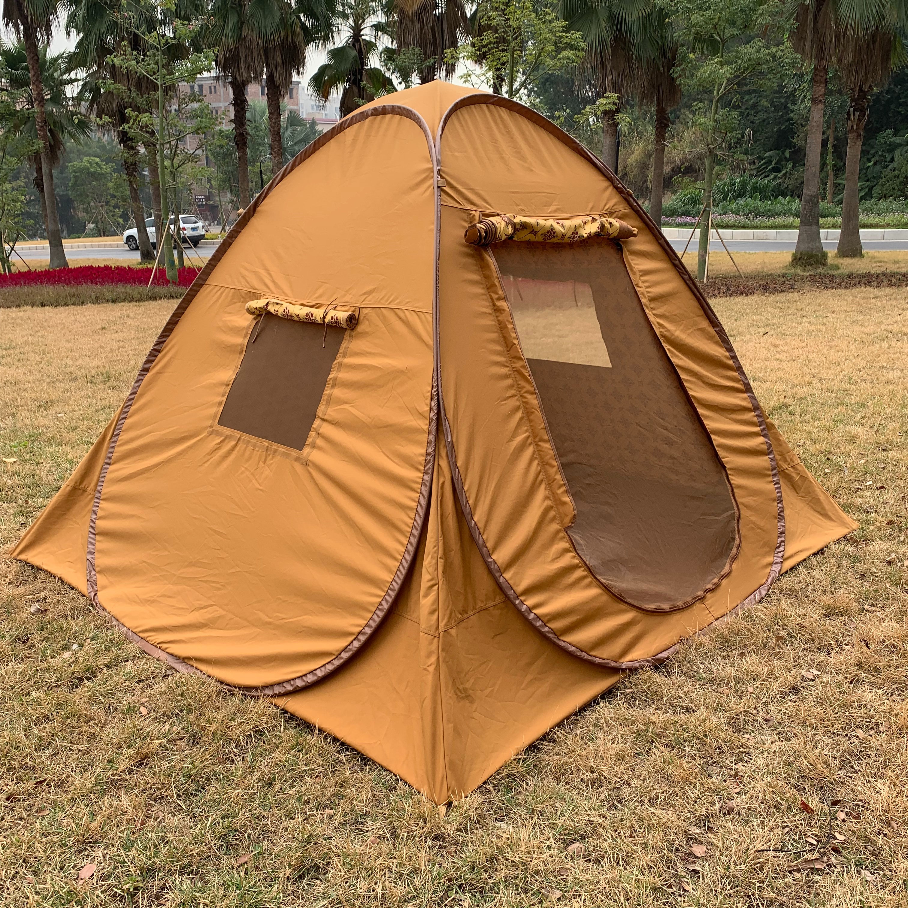 Camping: Quick installation of multi-functional waterproof, wind-resistant and rainproof tents for two people in the wild details Picture