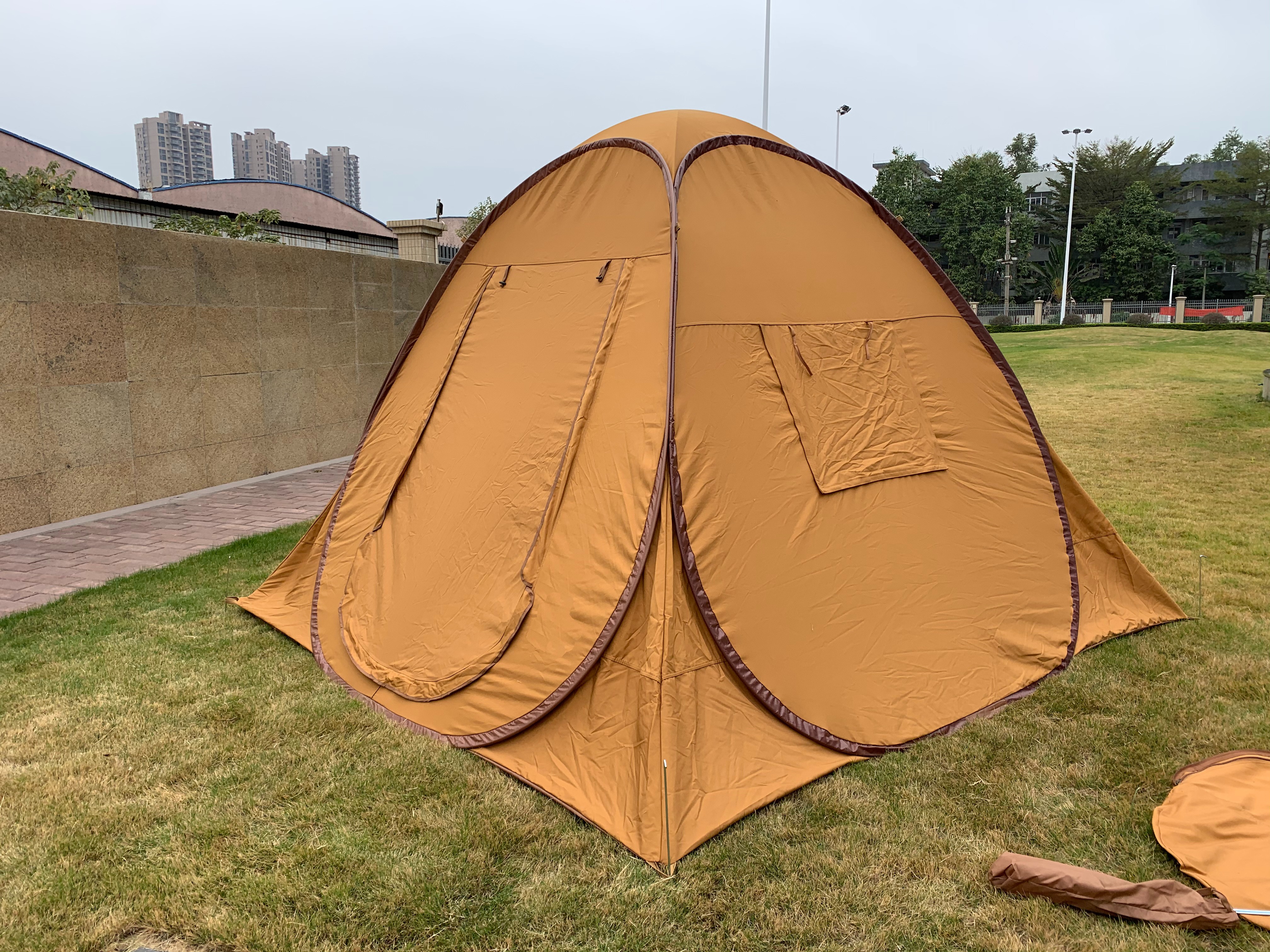 Camping: Quick installation of multi-functional waterproof, wind-resistant and rainproof tents for two people in the wild Application Scenario