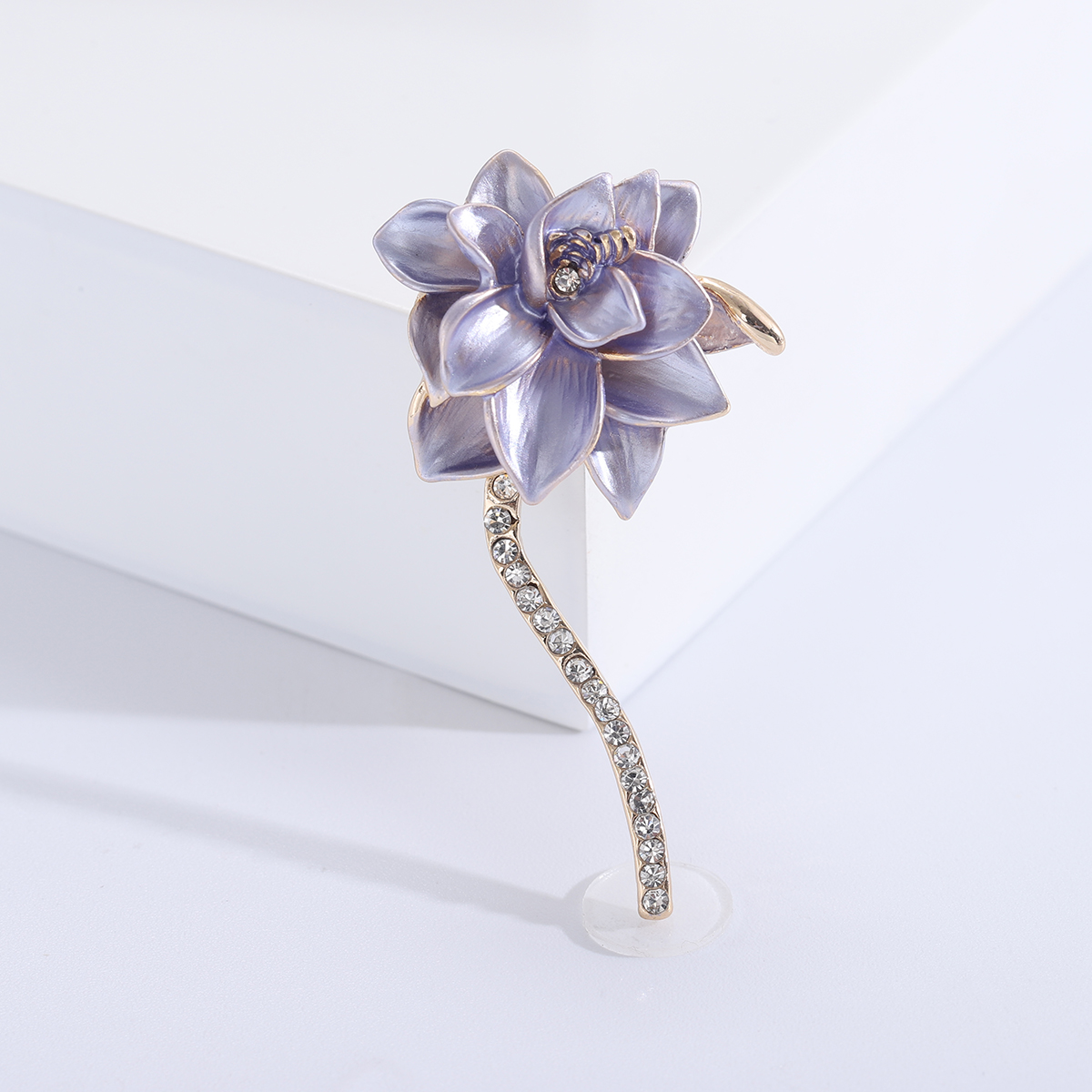 Factory direct sales of creative and light luxury new best-selling water diamond oil drip lotus brooch, anti-glare brooch, light luxury creative retro brooch, simple and fashionable accessory pin Application Scenario