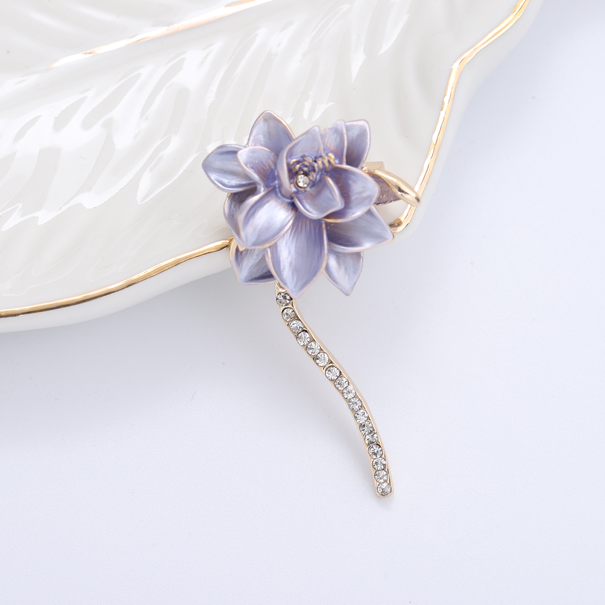 Factory direct sales of creative and light luxury new best-selling water diamond oil drip lotus brooch, anti-glare brooch, light luxury creative retro brooch, simple and fashionable accessory pin details Picture