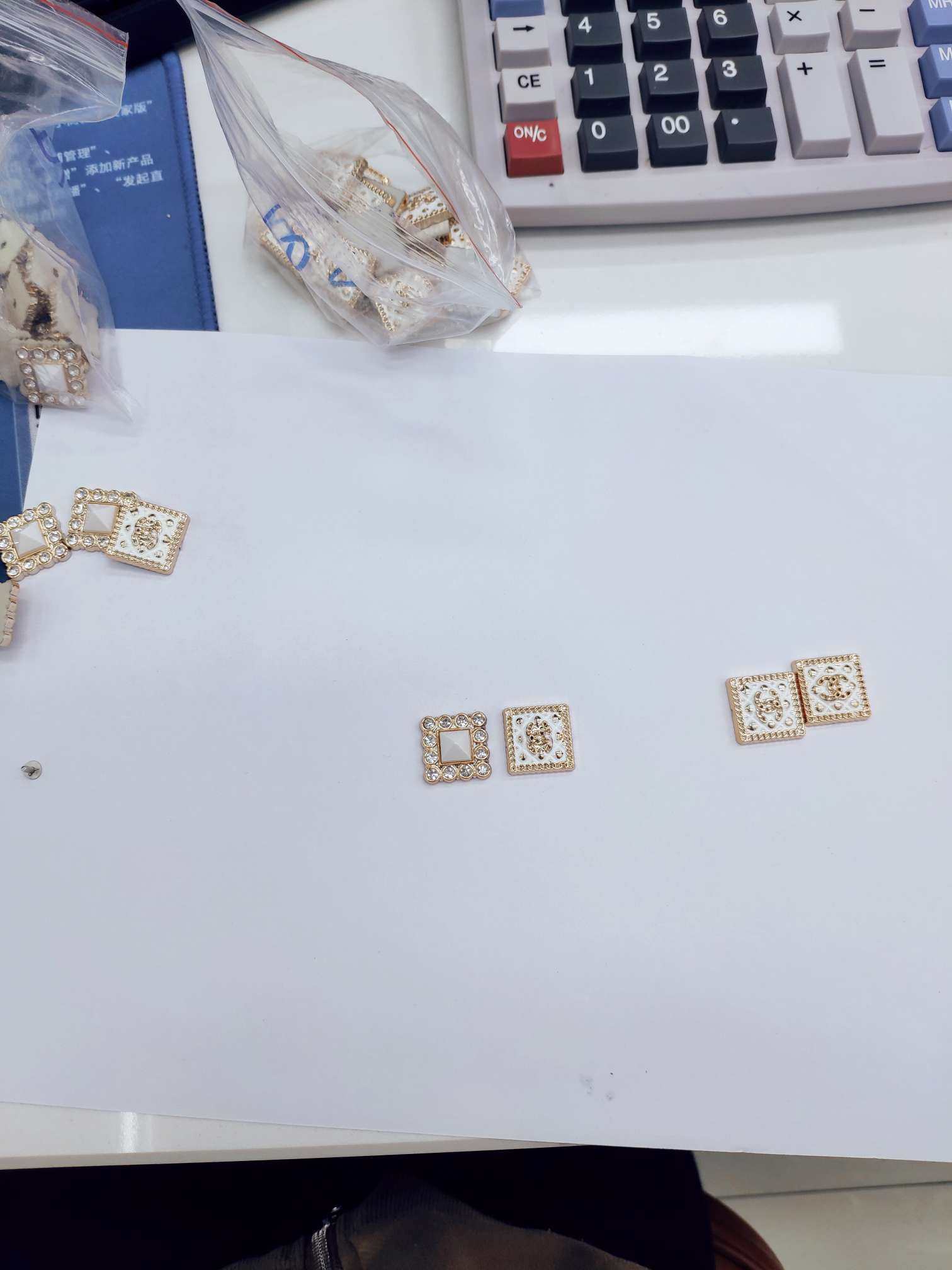 塑料鞋扣/方形撞钉/塑料铆钉白底实物图