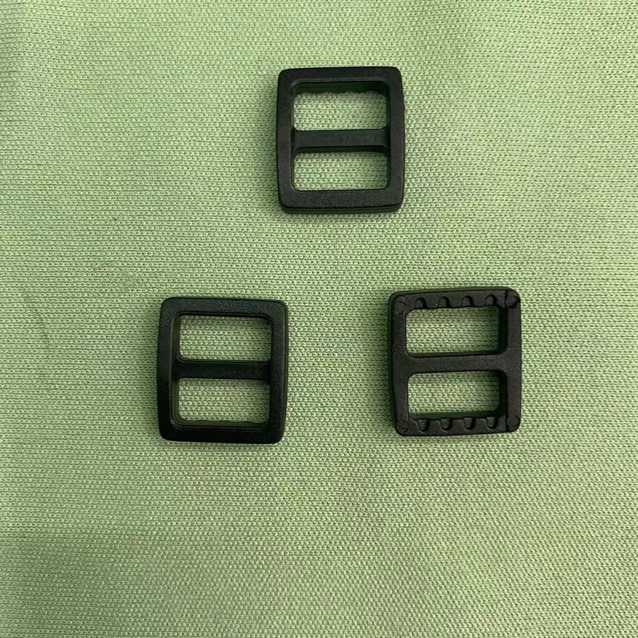 ويمكن ربط مقابس أزرار الأزرار بالأزرار اليومية من طراز POM الأسود الآمن بيئيا عبر مقابس مشبك مقاس 10 ملم Item Picture