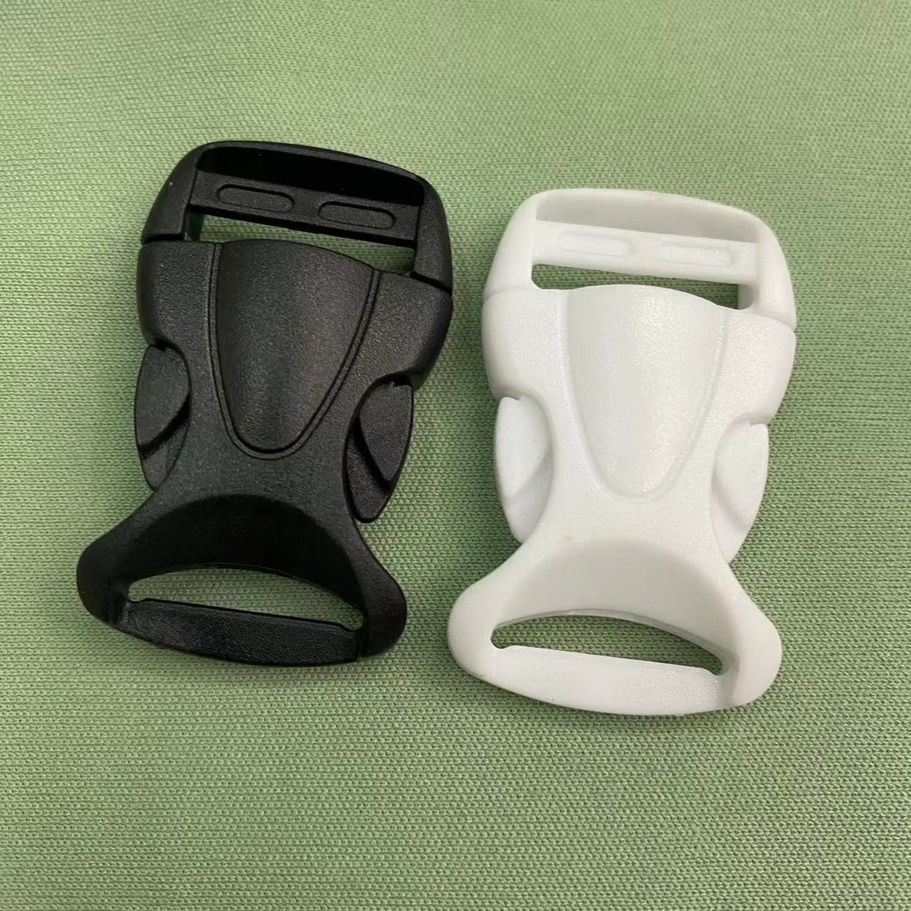We supply 2CM bag buckles, POM backpack buckles, pumpkin buckles, pet buckles and outdoor safety buckles details Picture
