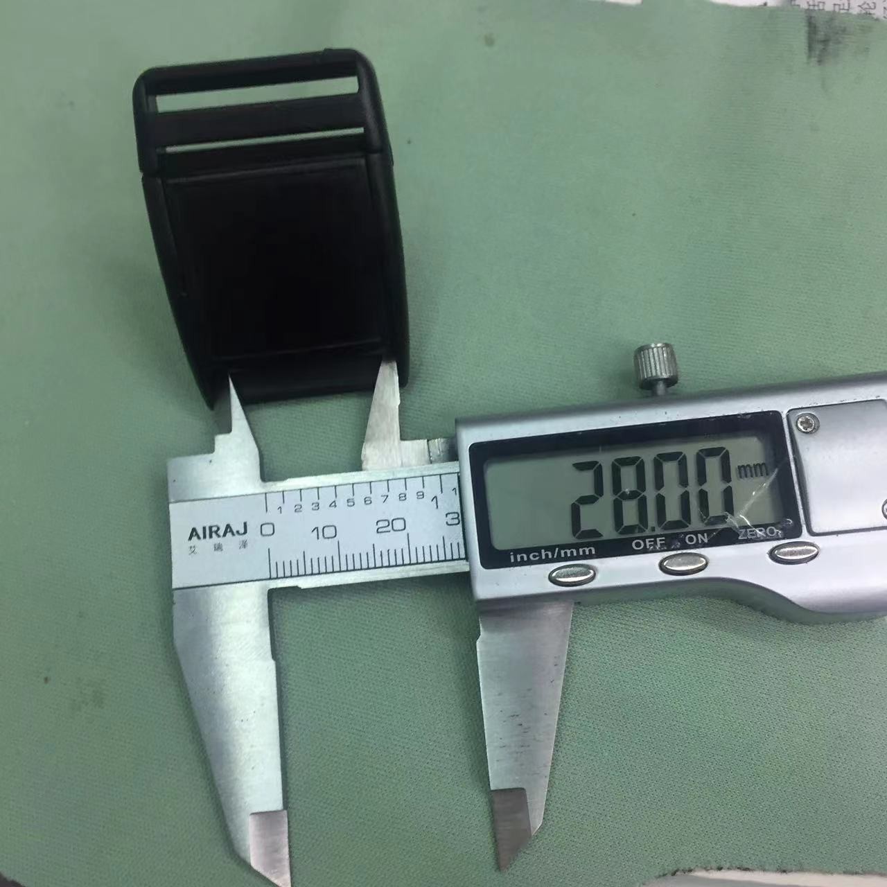 ضبط مقابس اللدائنية الأسود لضبط قطع غيار مجموعات الملابس من الأغلفة المقننة Item Picture