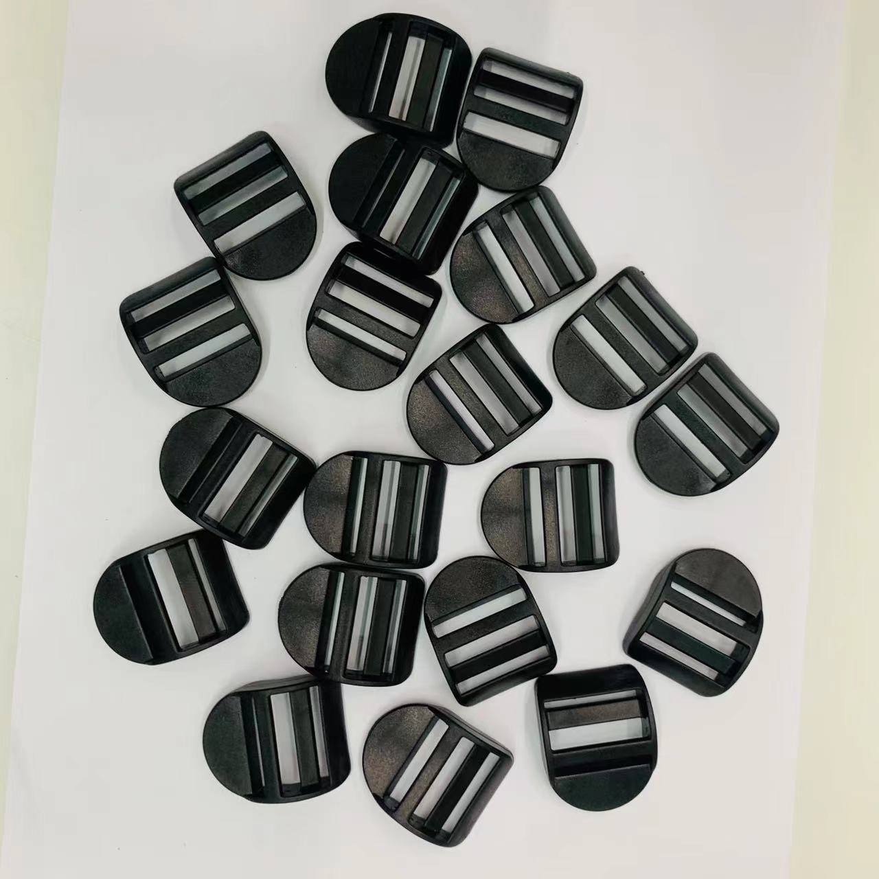وزوّد الصانع بمشبك من طراز POM2.5CM من أجل ضبط الأزرار من أربع شرائح بمواصفات مناسبة Application Scenario