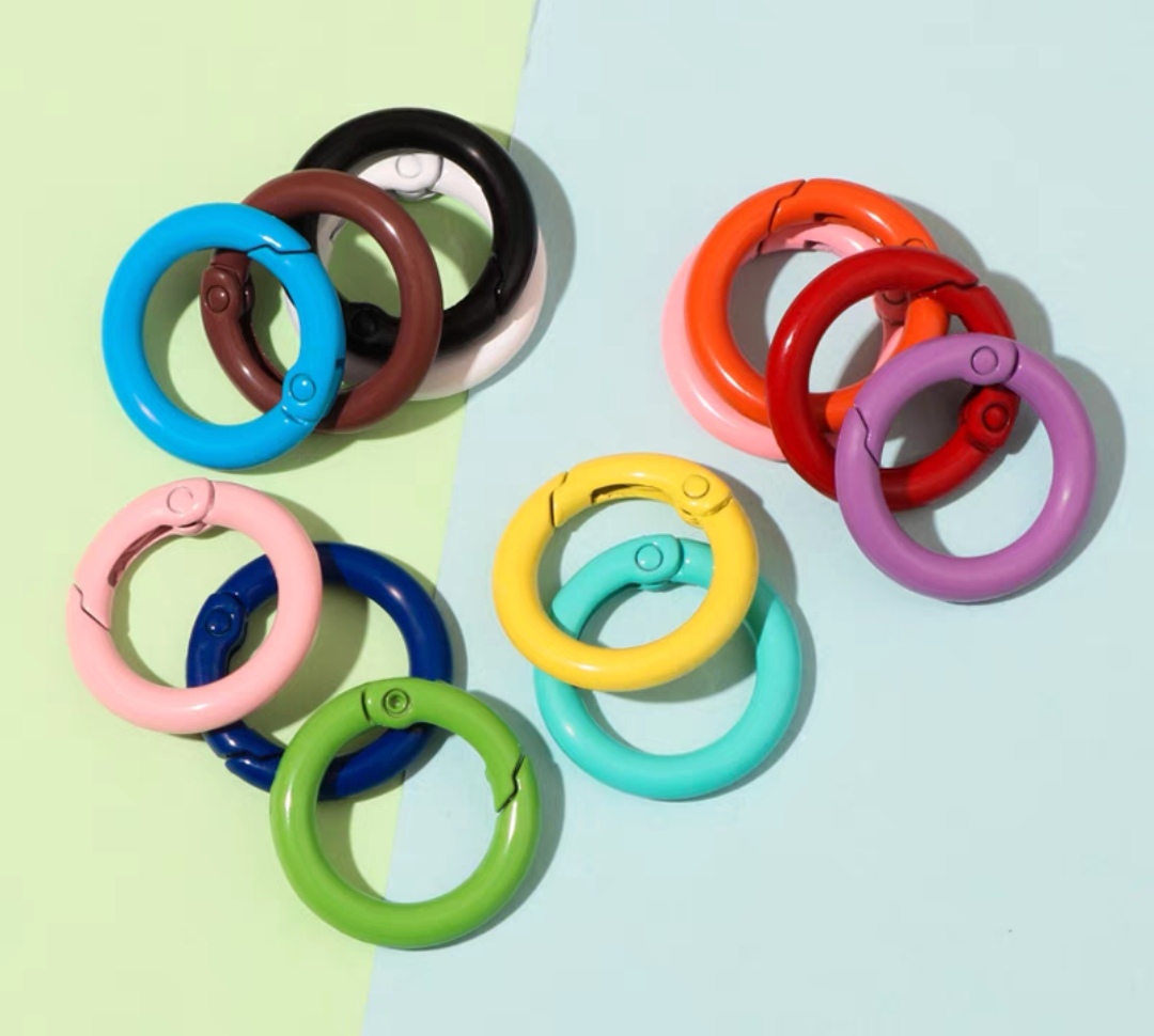 Seven-color candy color series, colorful spray-painted alloy keychain, keychain ring, keychain opening ring, baked paint candy, colorful spring pendant, DIY luggage and car hanging ring accessories, materials