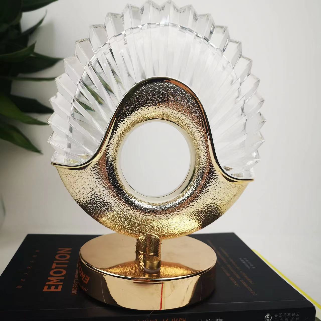 European-style creative desk lamp for bedroom, INS girl style, bedside lamp for bedroom, warm light, cozy and romantic, touch sensor details Picture