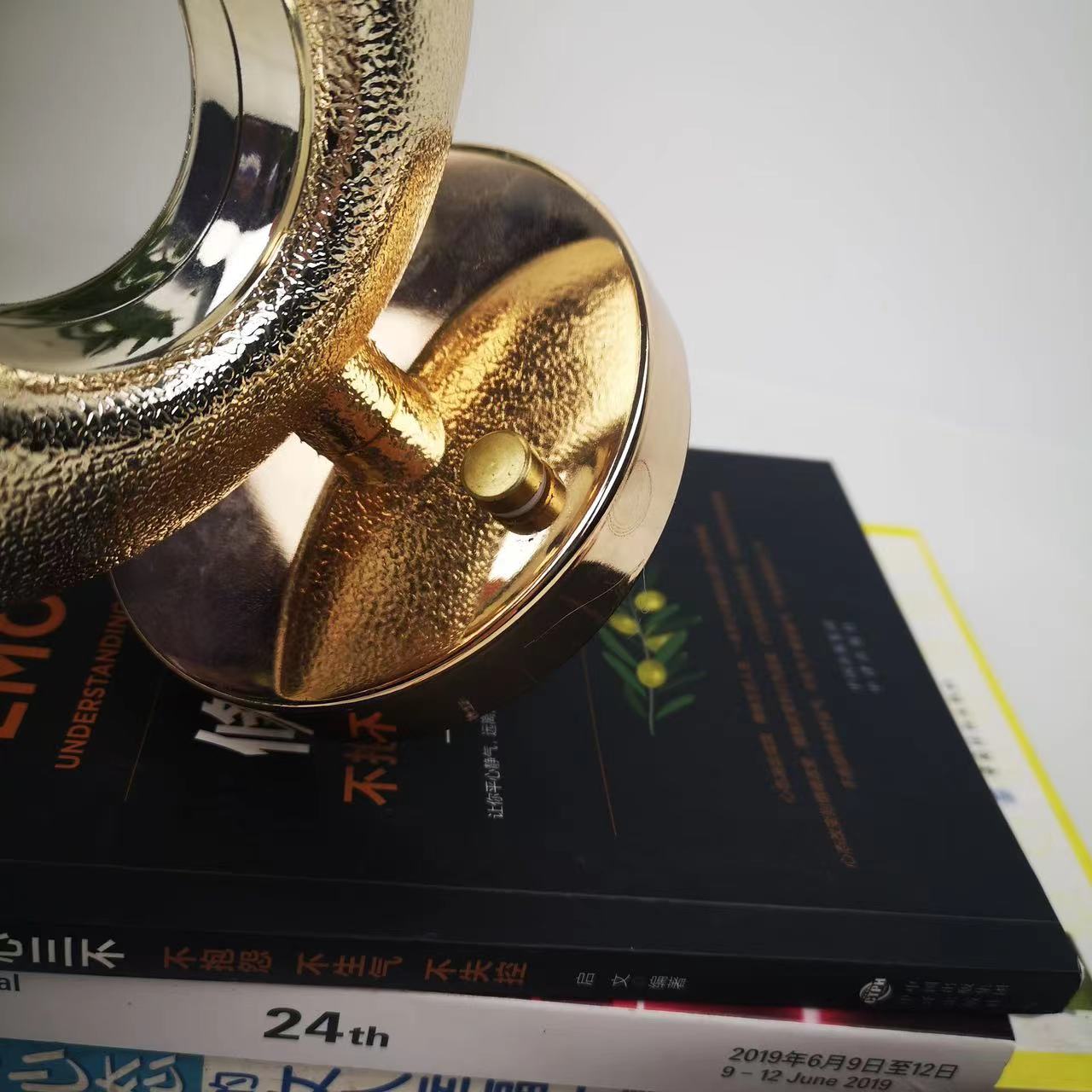 European-style creative desk lamp for bedroom, INS girl style, bedside lamp for bedroom, warm light, cozy and romantic, touch sensor Application Scenario