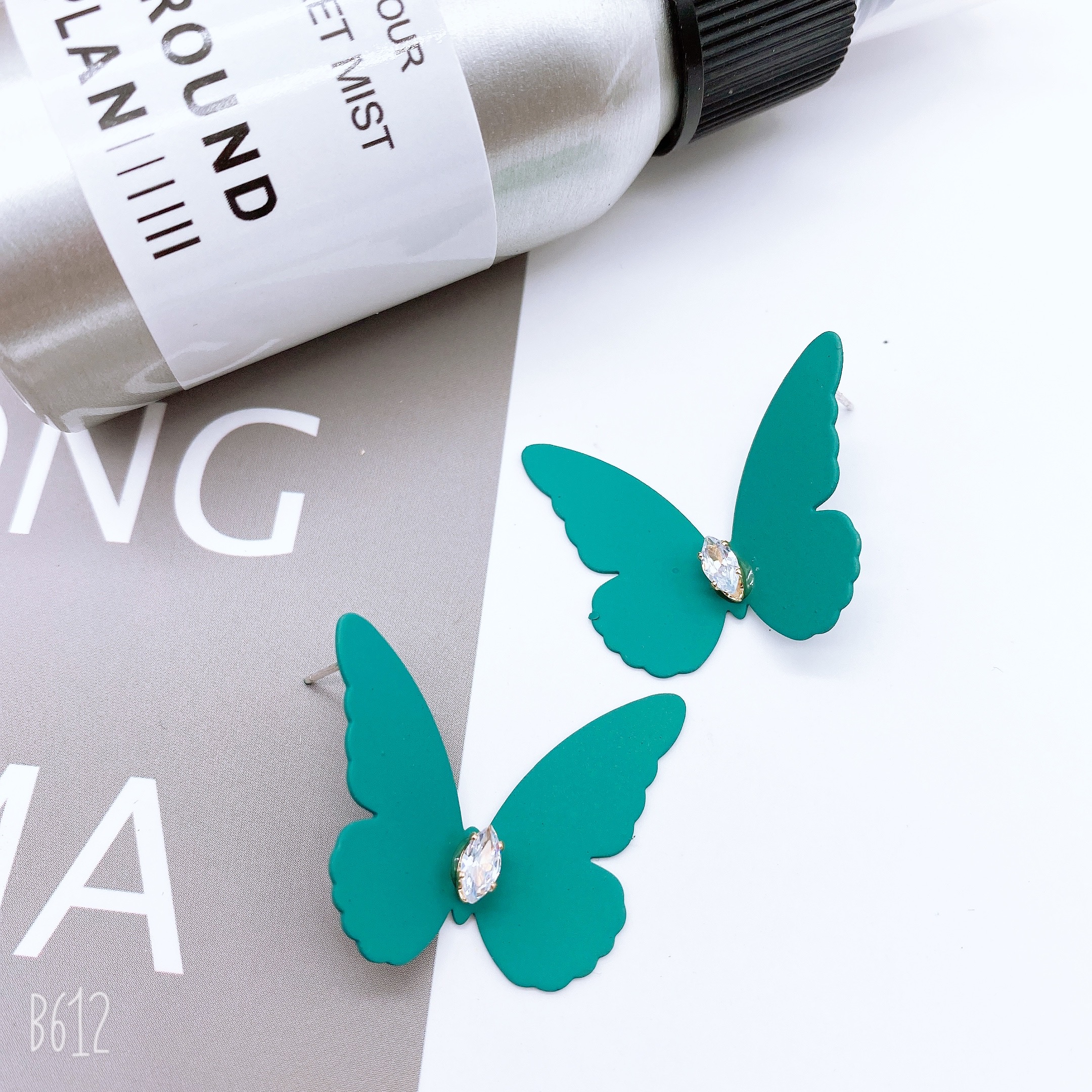 Factory wholesale 2023 new style earrings, three-dimensional butterfly full diamond, elegant, light luxury, internet-famous stud earrings, personalized, fashionable and versatile earrings Item Picture