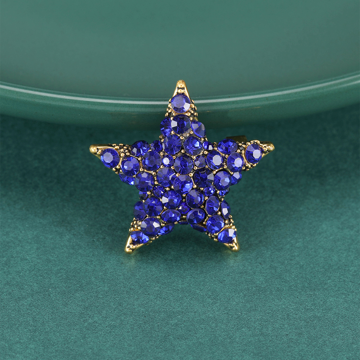 Factory direct sales, creative and light luxury new best-selling water diamond five-pointed star stainless steel brooch, anti-glare, light luxury creative retro brooch, simple and fashionable accessory pin Specification image