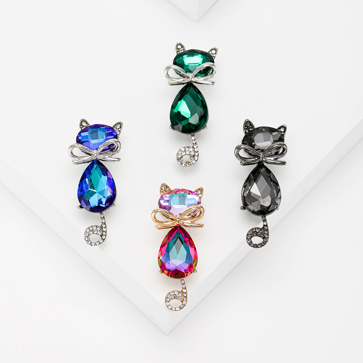 Factory direct sales of creative and light luxury new best-selling water diamond glass cat stainless steel brooch, anti-glare, light luxury creative retro brooch, simple and fashionable accessory pin Specification image
