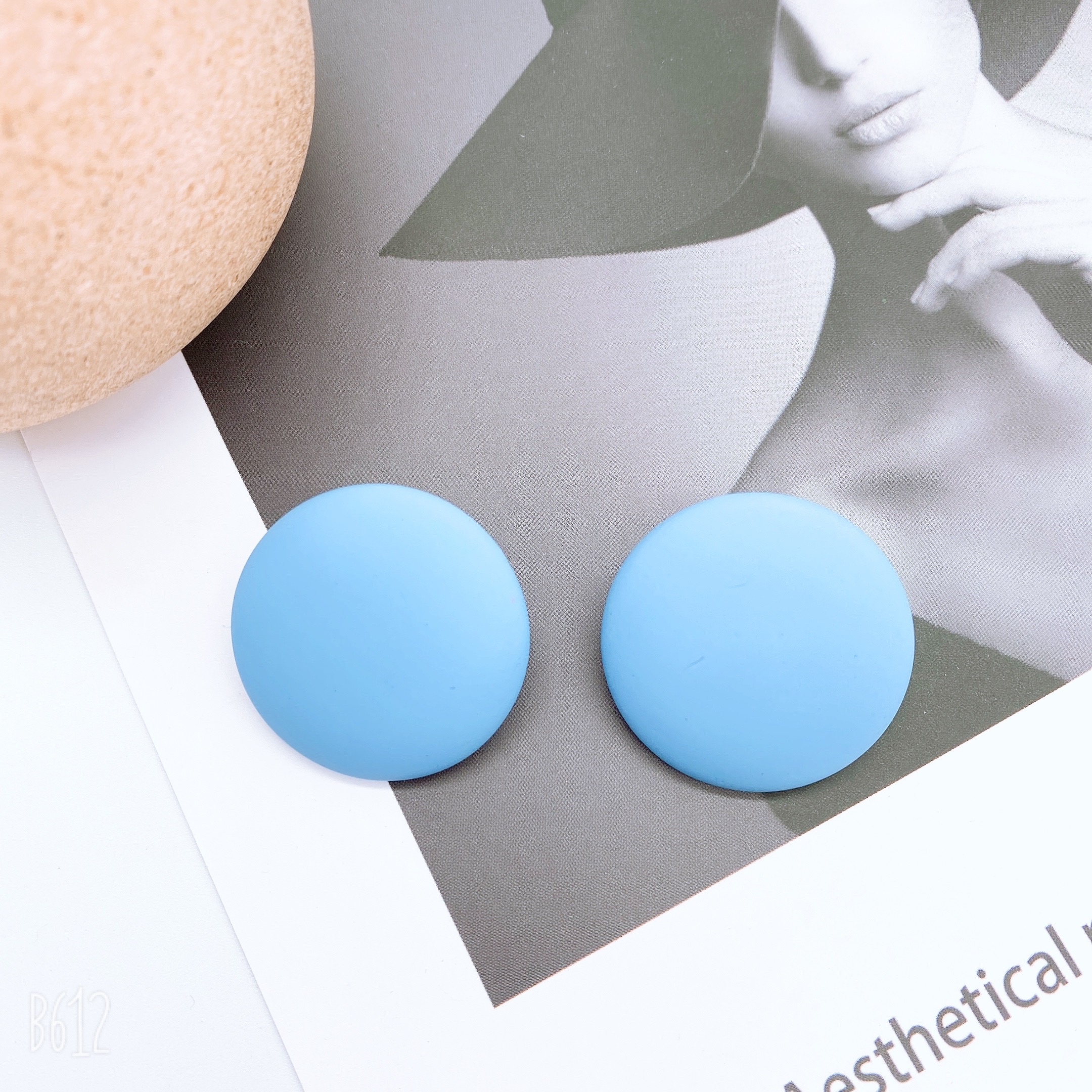 New earrings from Dongdaemun, South Korea, Morandi multi-color earrings, fashionable and versatile, are popular online bestsellers. Women's semi-round stud earrings details Picture