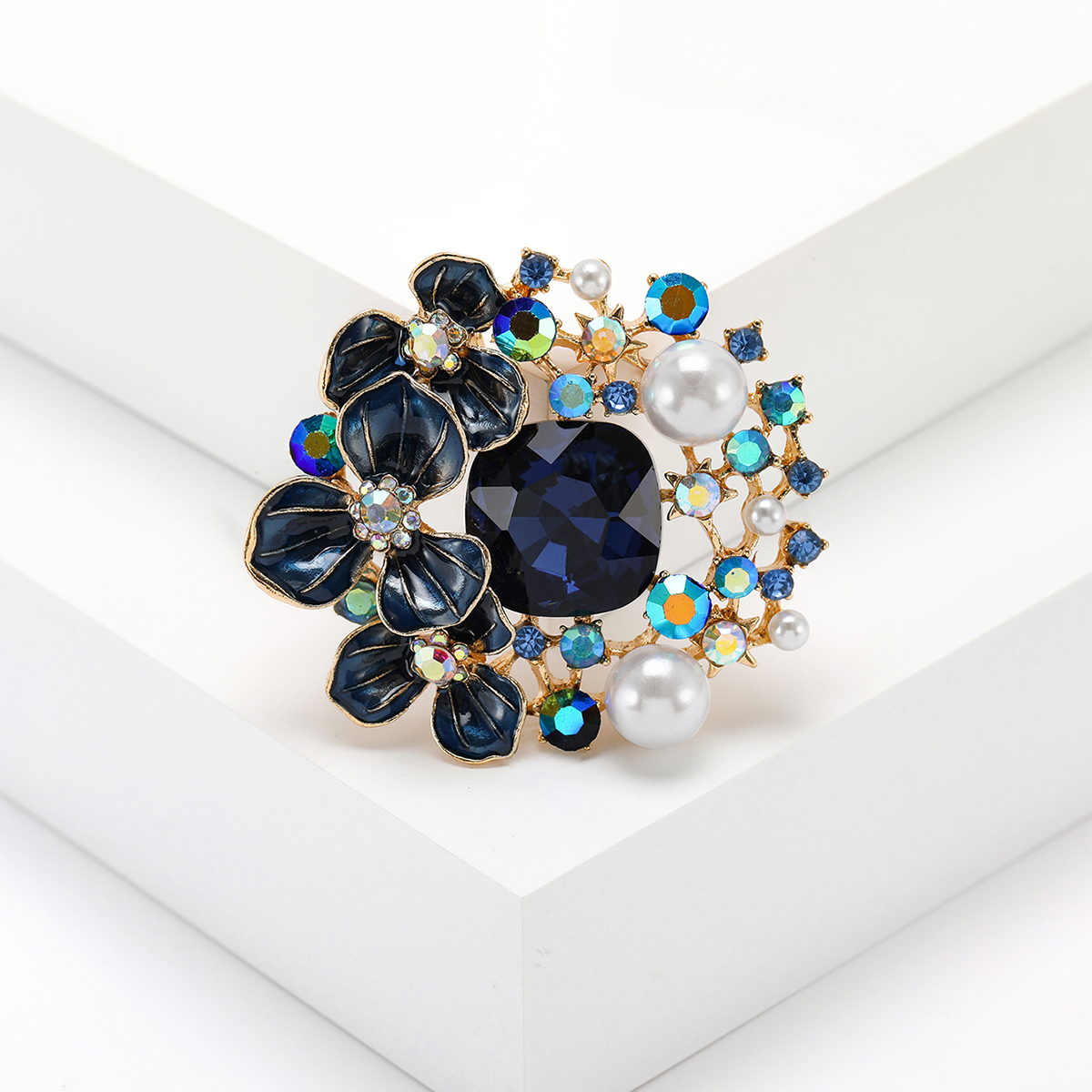 Factory direct sales of creative and light luxury new best-selling water diamond flower puppy stainless steel brooch, anti-glare, light luxury creative retro brooch, simple and fashionable accessory pin Specification image