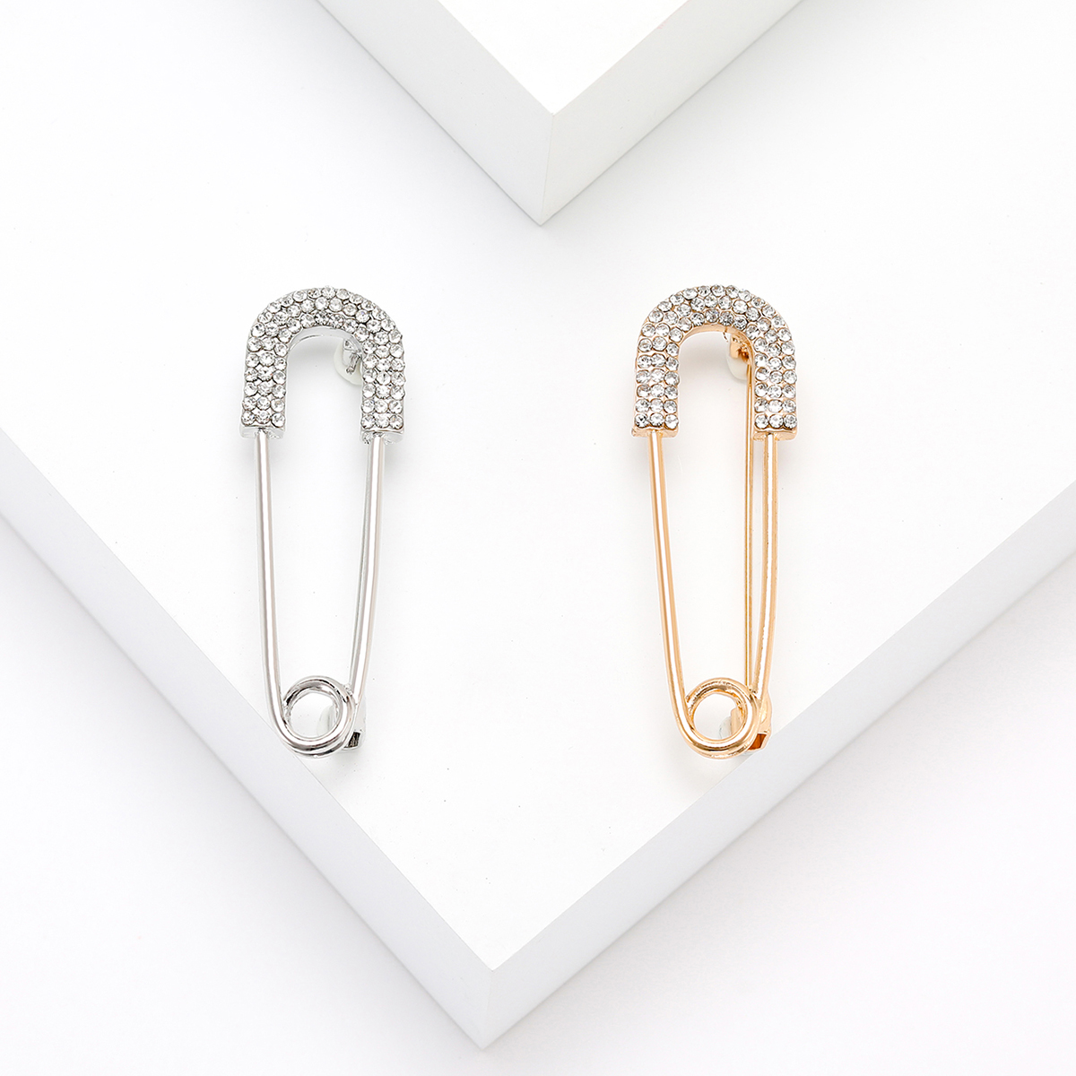 Factory direct sales of creative and light luxury new best-selling water diamond large brooch, stainless steel brooch, anti-glare, light luxury creative retro brooch, simple and fashionable accessory brooch details Picture