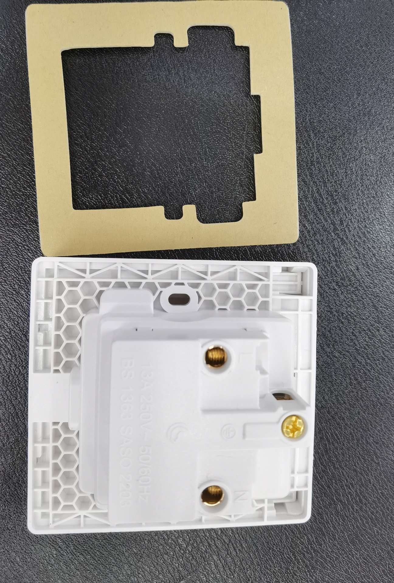 Outlet invisible comercio exterior detail 6