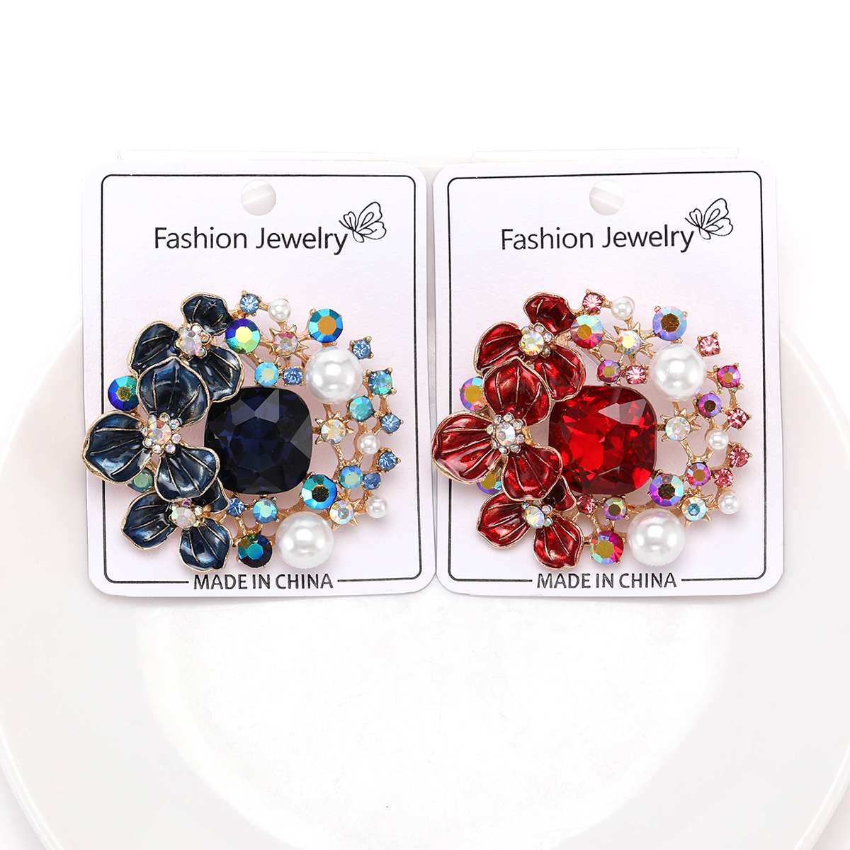 Factory direct sales of creative and light luxury new best-selling water diamond flower puppy stainless steel brooch, anti-glare, light luxury creative retro brooch, simple and fashionable accessory pin details Picture