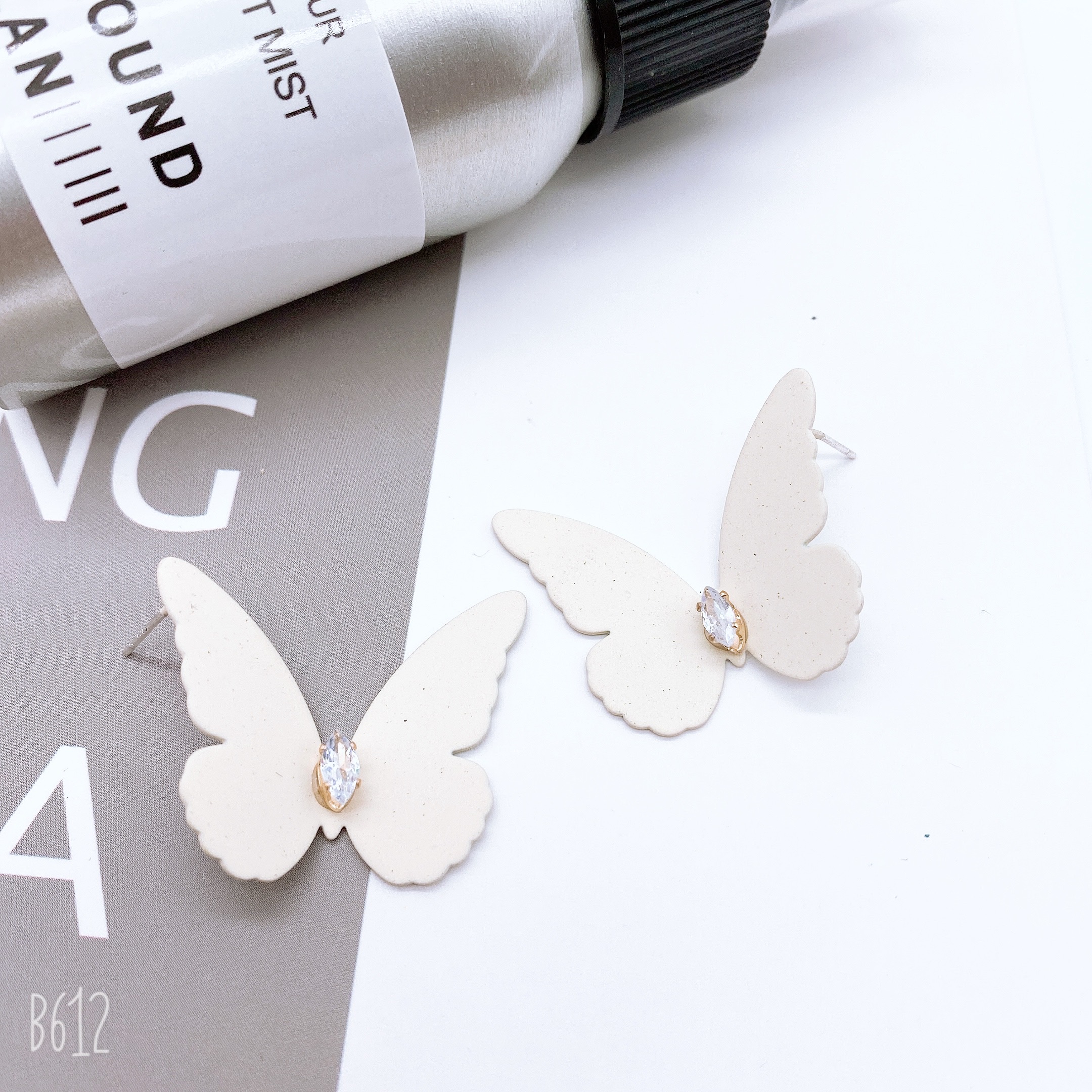 Factory wholesale 2023 new style earrings, three-dimensional butterfly full diamond, elegant, light luxury, internet-famous stud earrings, personalized, fashionable and versatile earrings details Picture