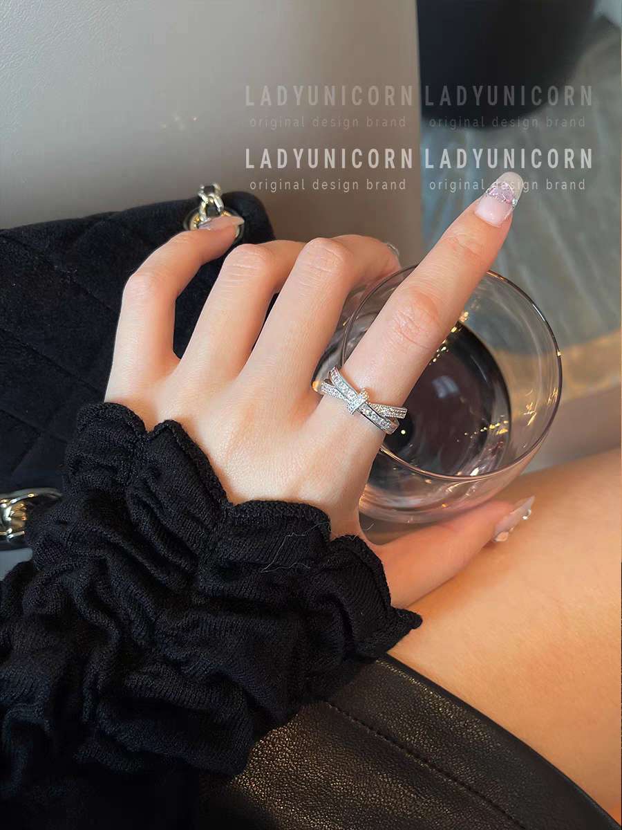 Xin 'ai Lian -202 Copper-Plated Real Gold Cross Niche Design Ring Application Scenario