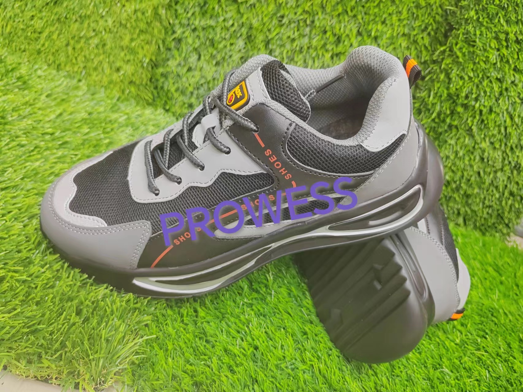 防刺穿劳保鞋白底实物图