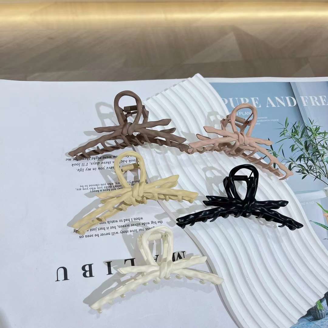 Bow tie striking surface spray painting gripper