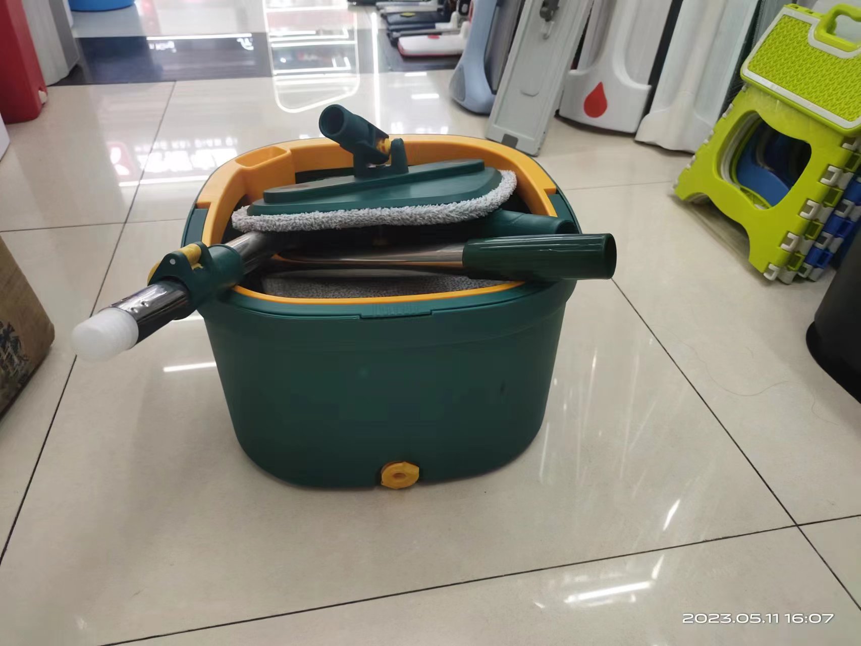 Manufacturer wholesale household all-in-one mop, new hand-washing rotating mop, magic tool, washing and washing all-in-one lazy mop 0132