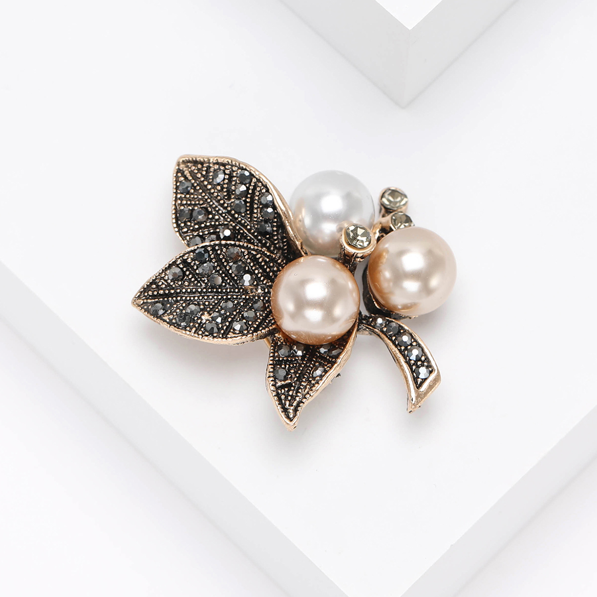 Factory direct sales, creative and light luxury new best-selling retro water diamond plum blossom stainless steel brooch, anti-glare, light luxury creative retro brooch, simple and fashionable accessory pin Application Scenario