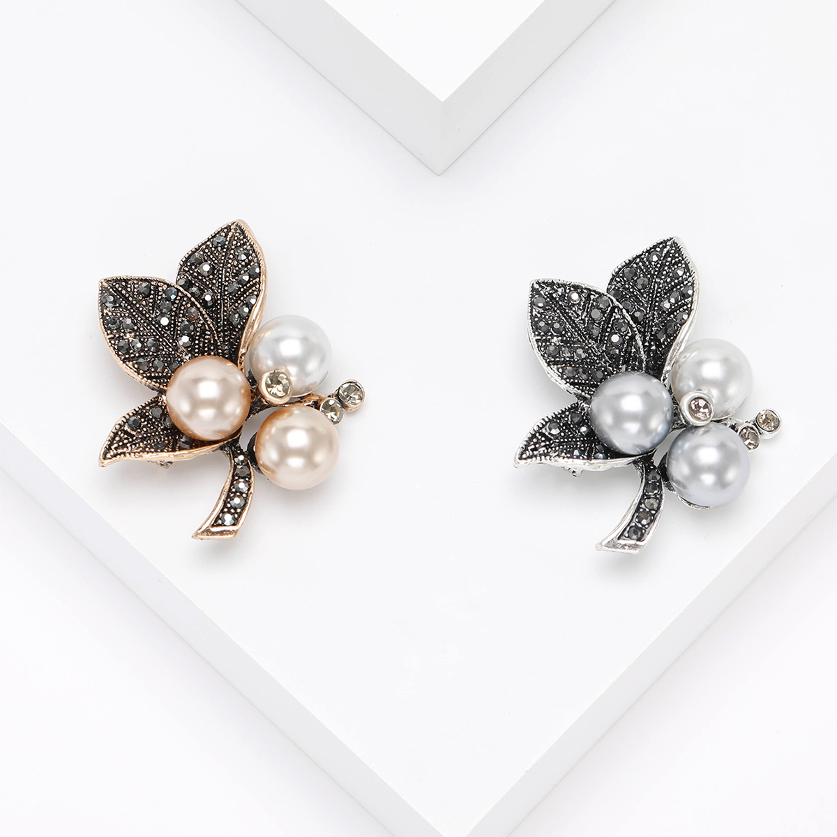 Factory direct sales, creative and light luxury new best-selling retro water diamond plum blossom stainless steel brooch, anti-glare, light luxury creative retro brooch, simple and fashionable accessory pin Specification image