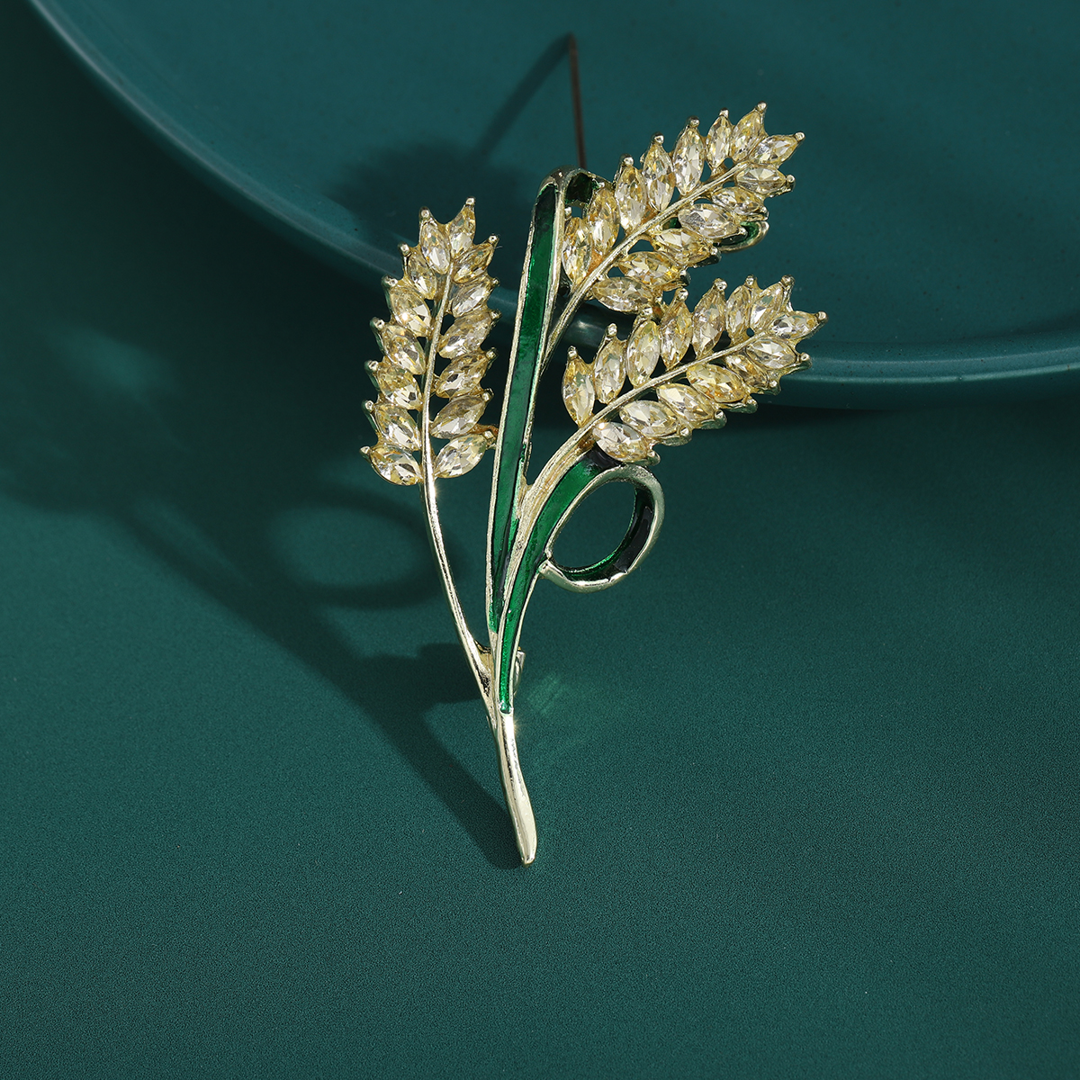 Factory direct sales, creative and light luxury new best-selling retro water diamond wheat ear stainless steel brooch, anti-glare, light luxury creative retro brooch, simple and fashionable accessory pin details Picture