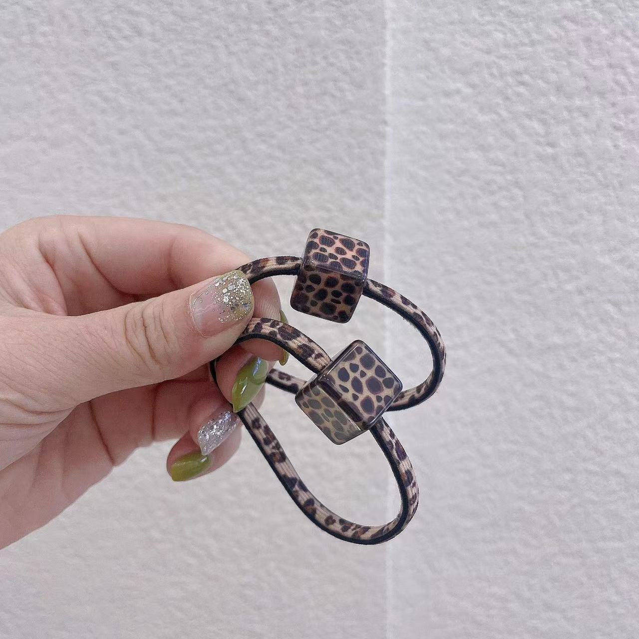 Korean imported acrylic leopard print accessories can be used to tie dual-purpose rubber bands with multi-purpose bracelet ends Specification image