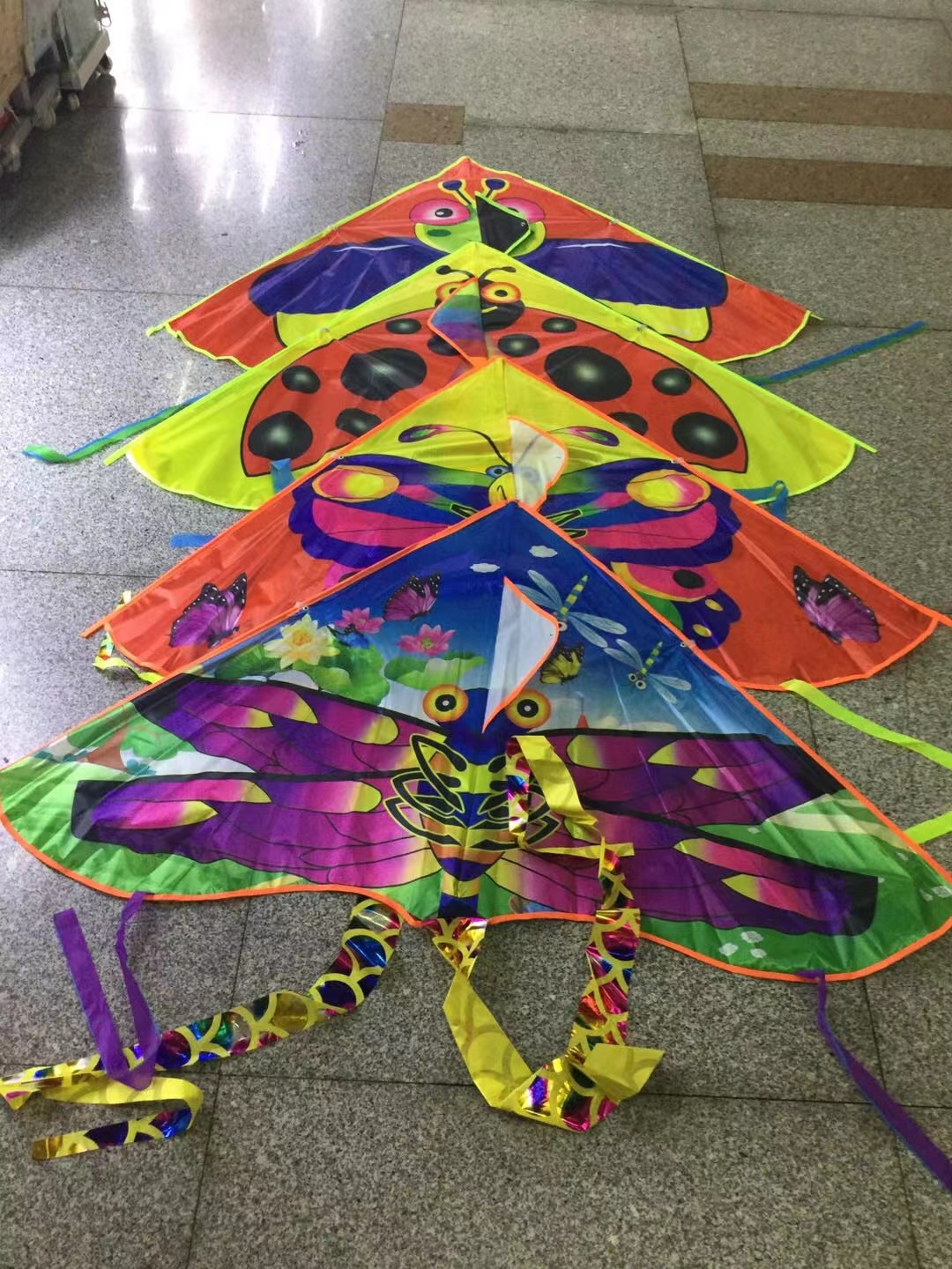 Heat transfer printed sequined insect kites are bright in color, easy to fly and sell well. Factory wholesale