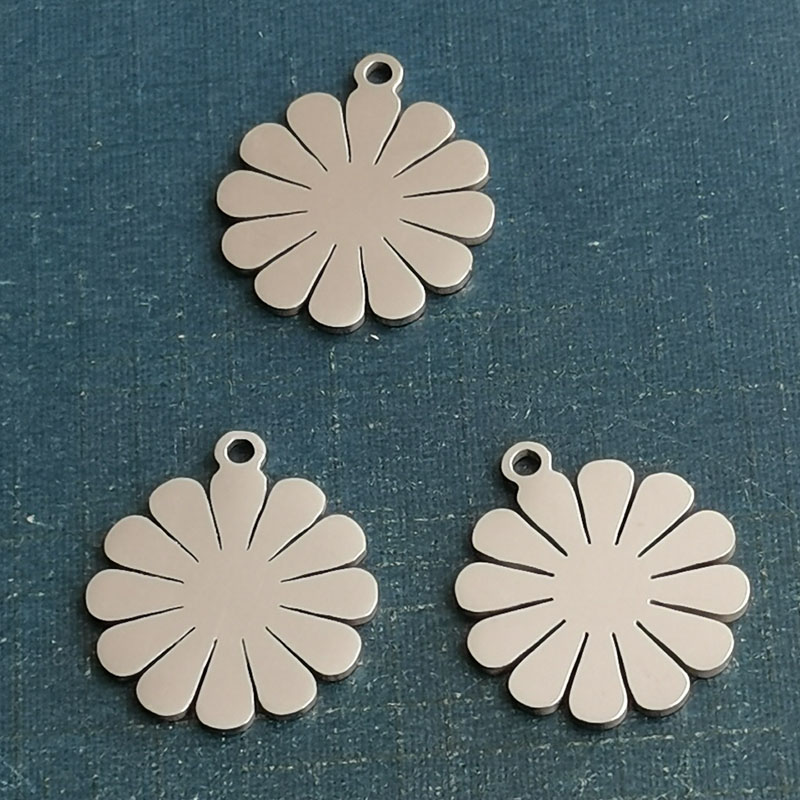 Fashionable titanium steel necklace pendants, stainless steel flat cutting trendy flower pendants, diy jewelry accessories, cross-border trade Fashionable titanium steel necklace pendants, stainless steel flat cutting trendy flower pendants, diy jewelry accessories, cross-border trade
