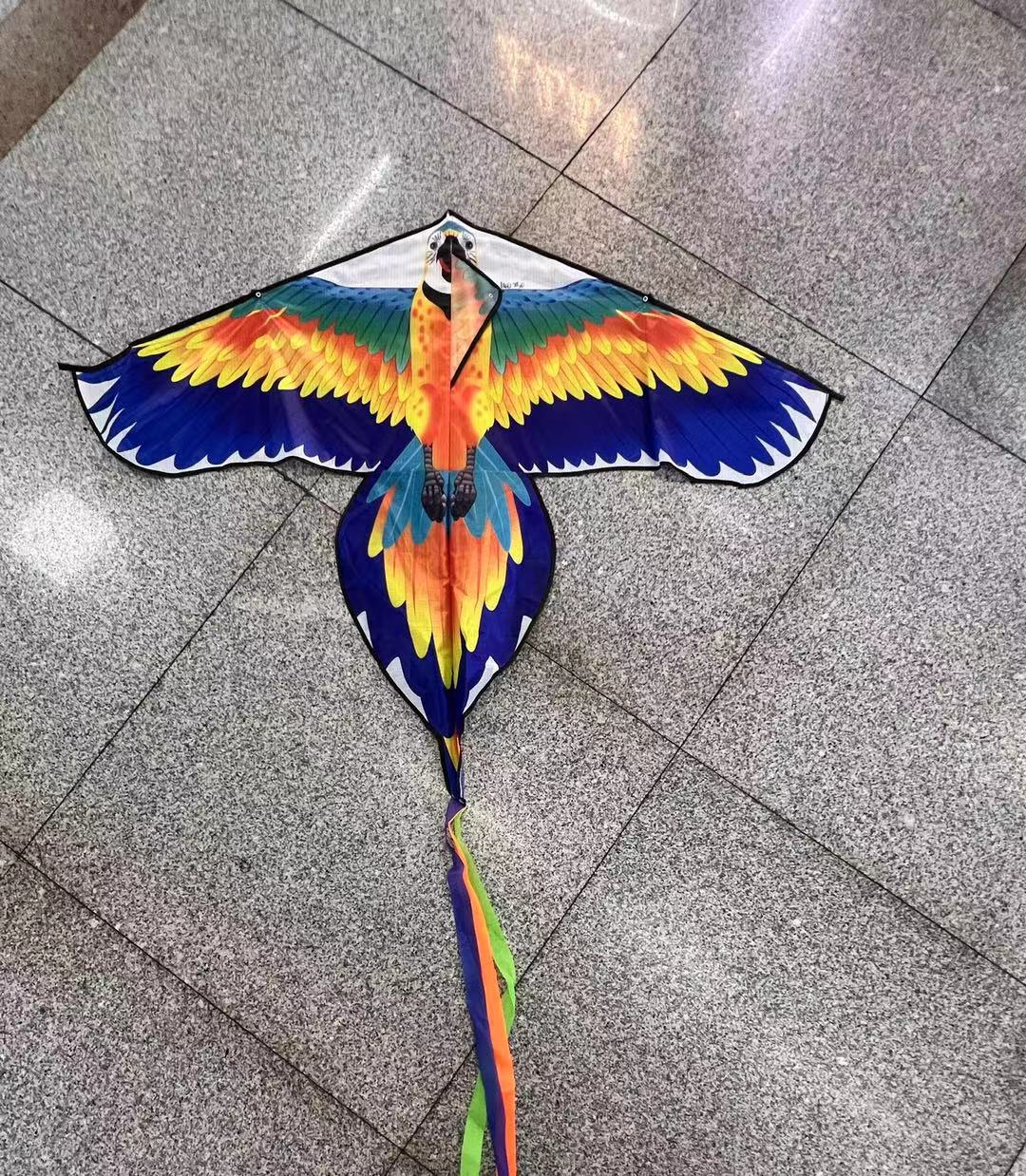 Heat transfer printed sequined parrots are bright in color, easy to fly and sell well. Factory wholesale Application Scenario