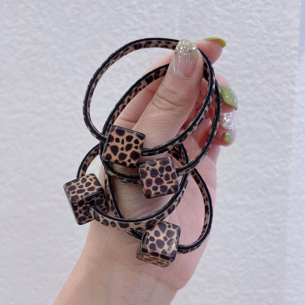 Korean imported acrylic leopard print accessories can be used to tie dual-purpose rubber bands with multi-purpose bracelet ends details Picture